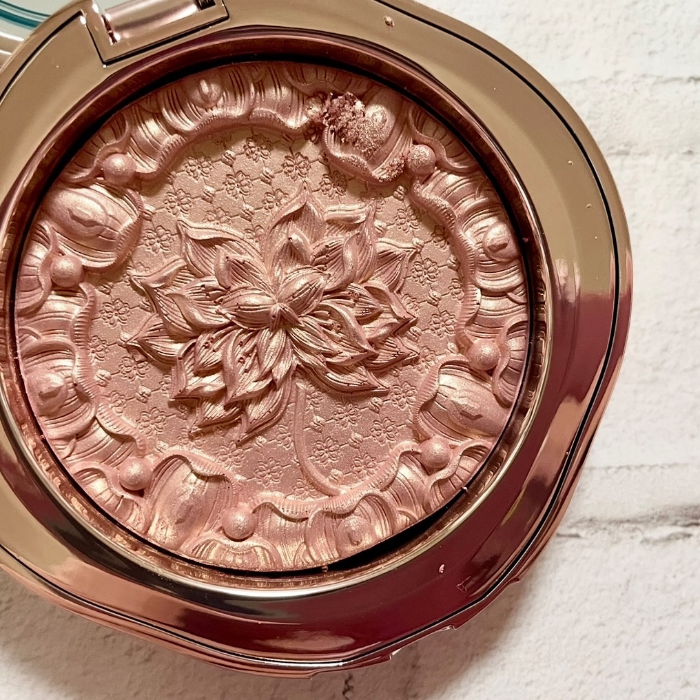 花西子 双蓮彫刻ハイライトのクチコミ「花西子
双蓮彫刻 ハイライト

＼まるで芸術品のような美しさ／
伝統の彫刻技法で" 1本の茎に.....」（2枚目）