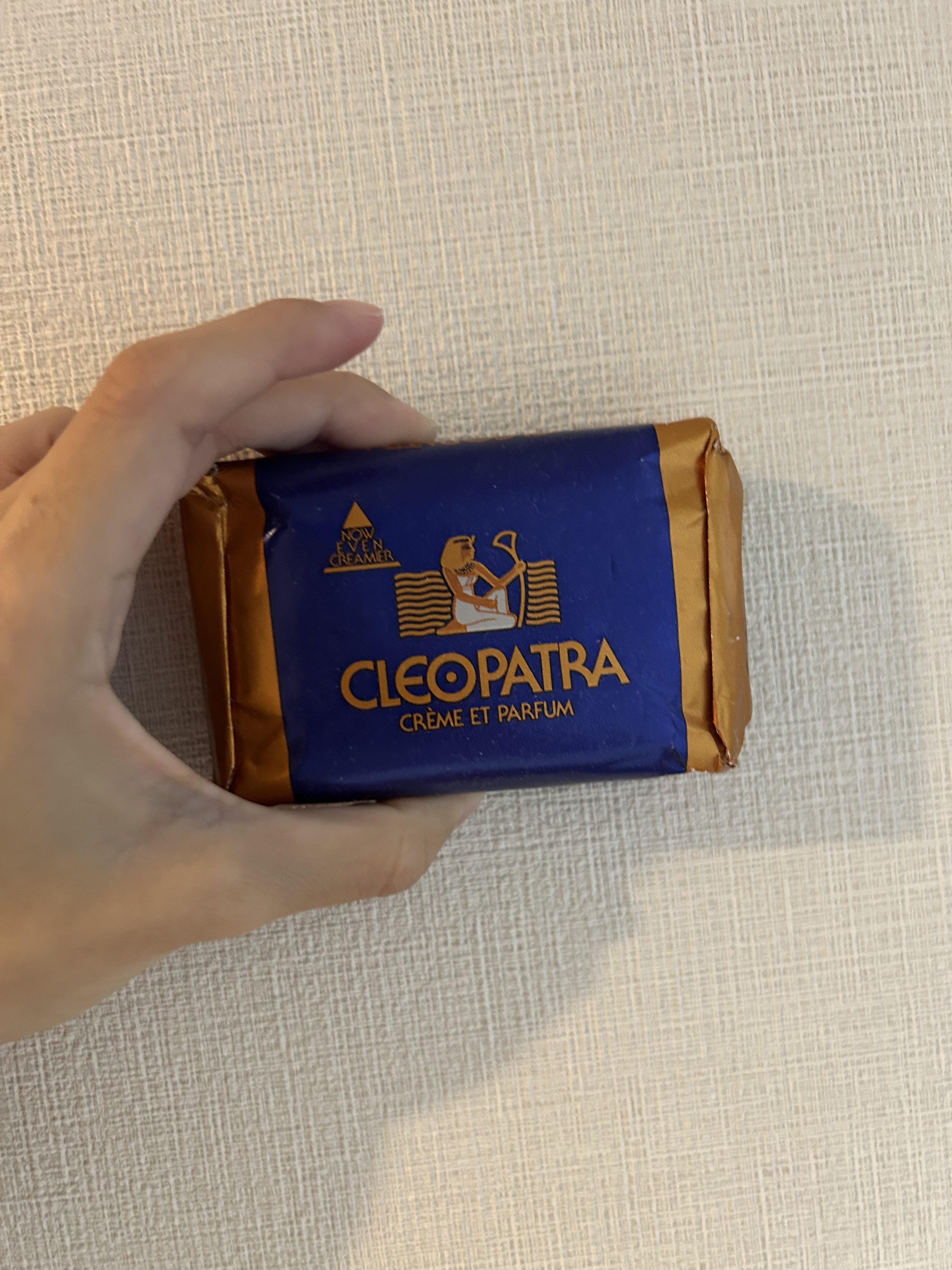 クレオパトラ石鹸


ドバイで購入して、１年経ちますが、
香りがとても強くて、いい匂いします！！