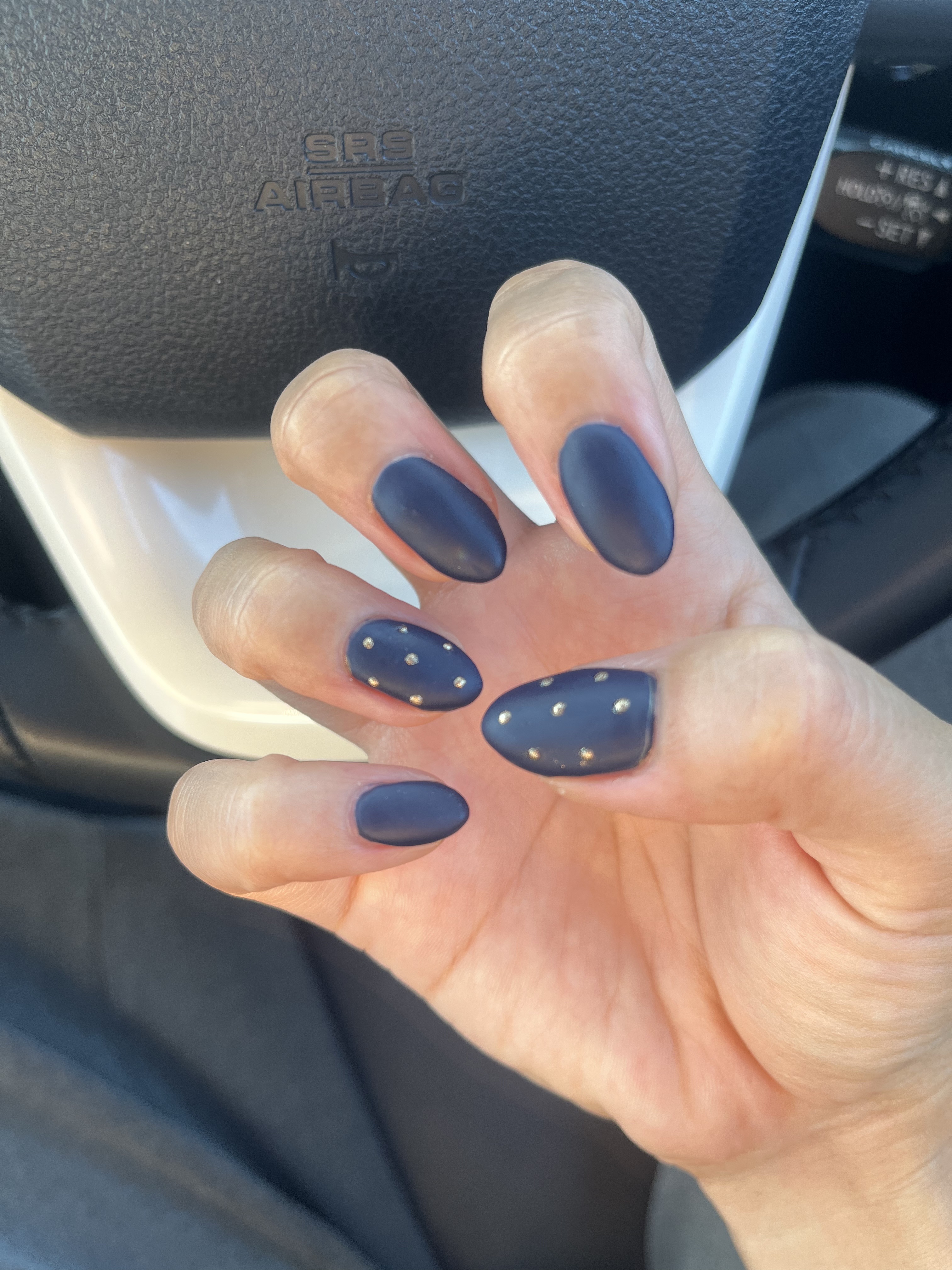 右側のネイル

左はベッコウ風ネイルで
右はネイビーマットです🫶

秋らしくなってきたので秋っぽく🍁

