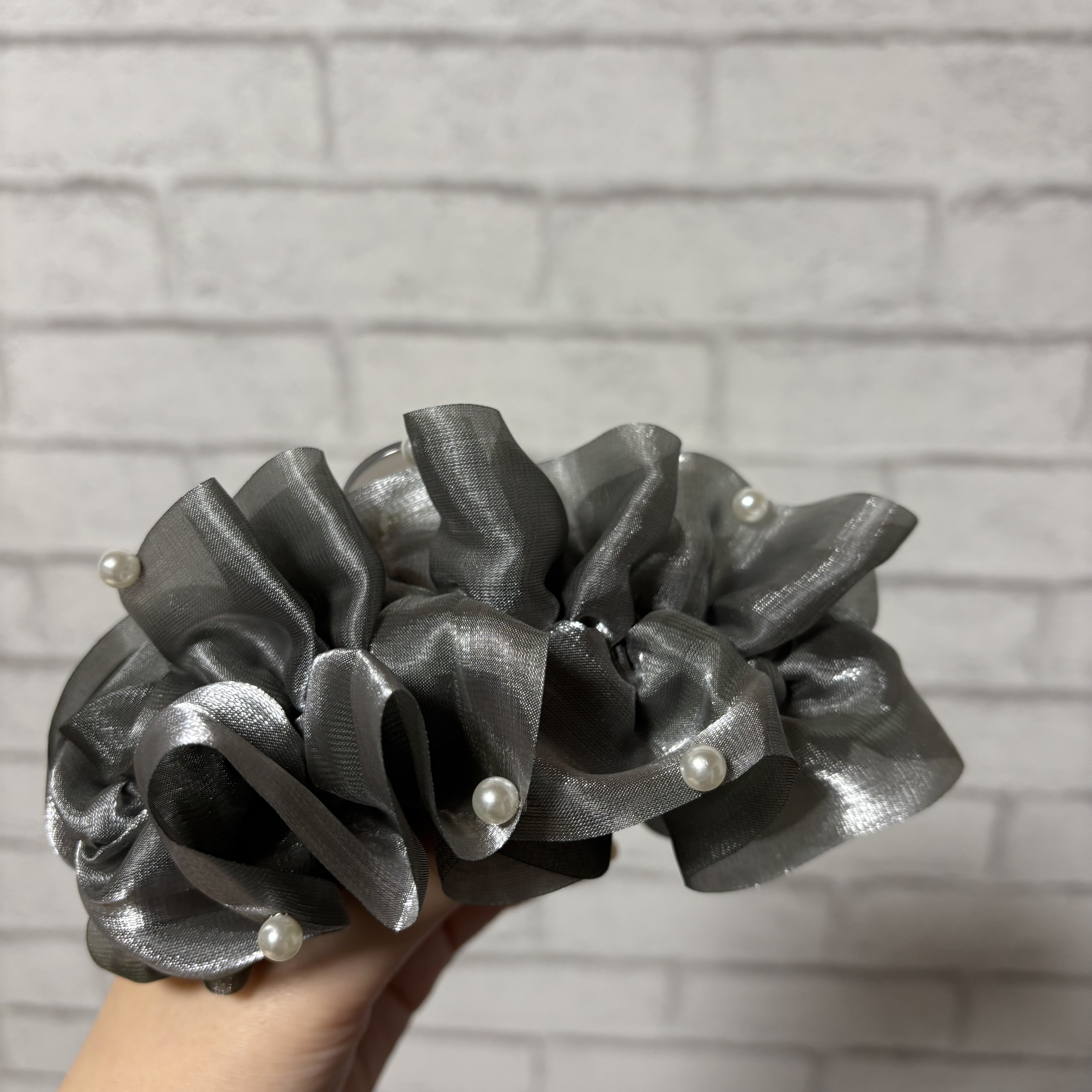 \\3COINS ヘアクリップ  //

♡ ┈ ┈ ┈ ┈ ♡ ┈ ┈ ┈ ┈ ♡ ┈ ┈ ┈ ┈ ♡

上品さ×華やかさを叶えてくれるヘアクリップ

挟みやすくて使いやすい⭐️

顔周りを華やかにしてくれるので好きです✨


♡ ┈ ┈