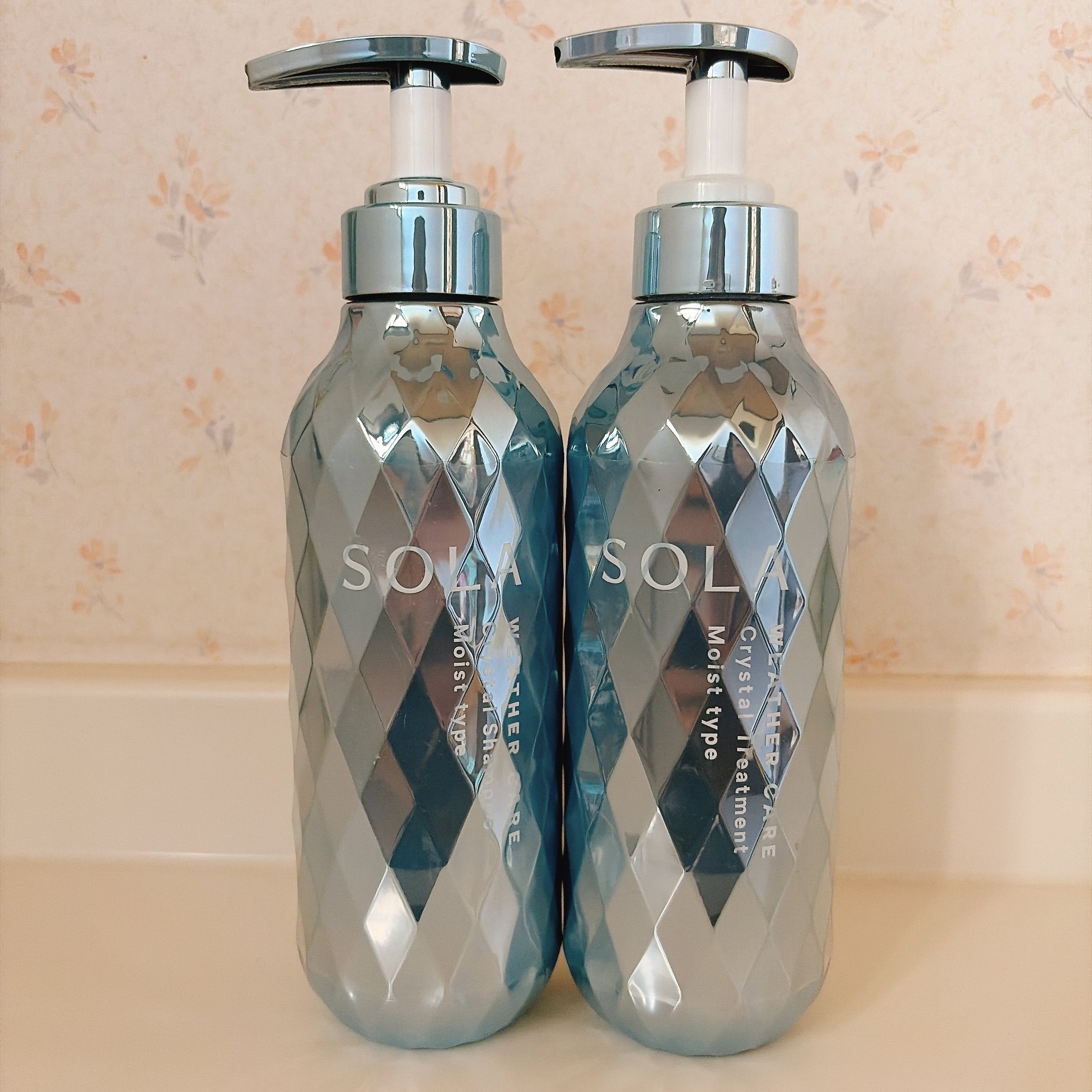 ️🩵 ソラ ウェザーケア 《モイストタイプ》
クリスタルシャンプー / トリートメント 🩵

髪は顔の約3倍*も紫外線を浴びやすいんです🧐 .
天候による髪の悩みに着目し独自のウェザーケア処方で
外部のダメージから髪を守り髪の芯から輝