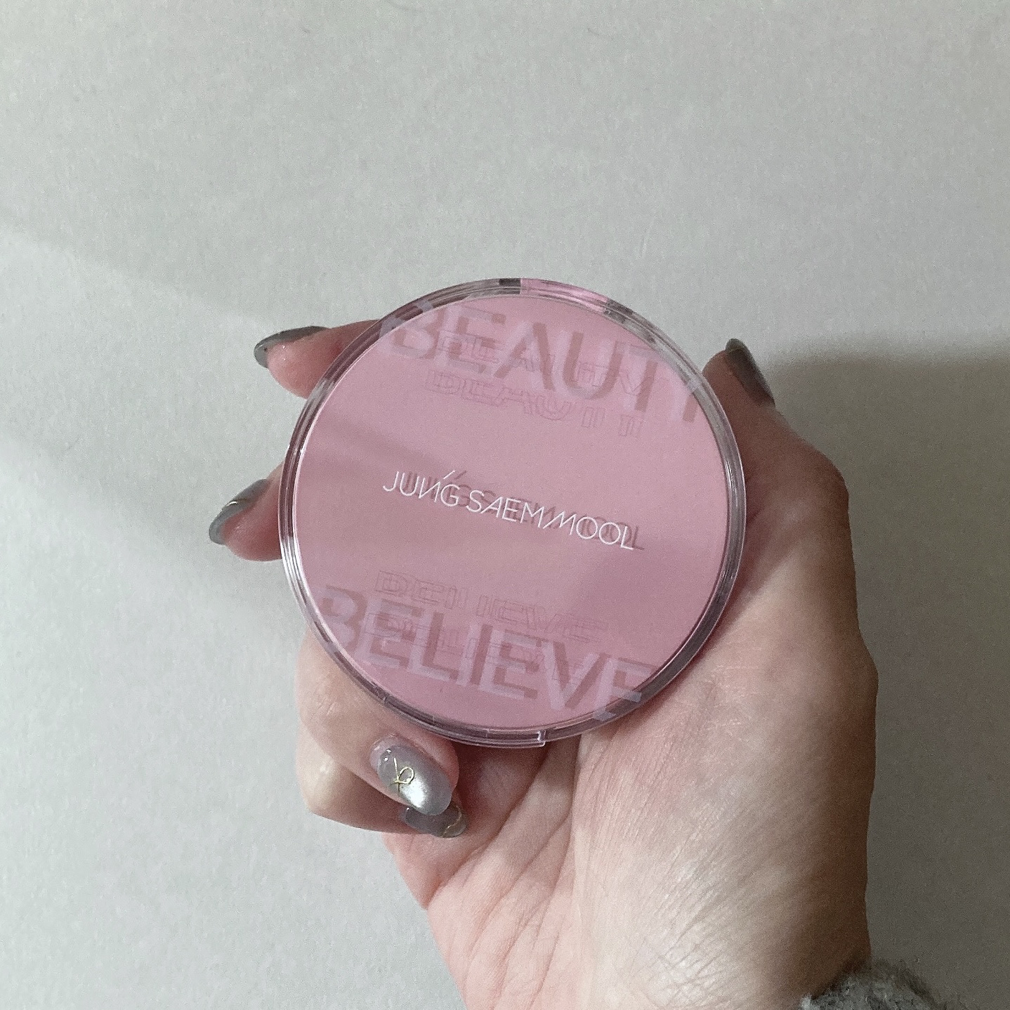 ※提供品のレビューになります。

JUNG SAEM MOOL
アーティストクッションブラッシュ
バブリーピンク

水彩画のような発色のクッションブラッシュ。

乾燥しにくい使用感で、パフで塗り重ねるほどツヤと血色感がふんわり広がります。
