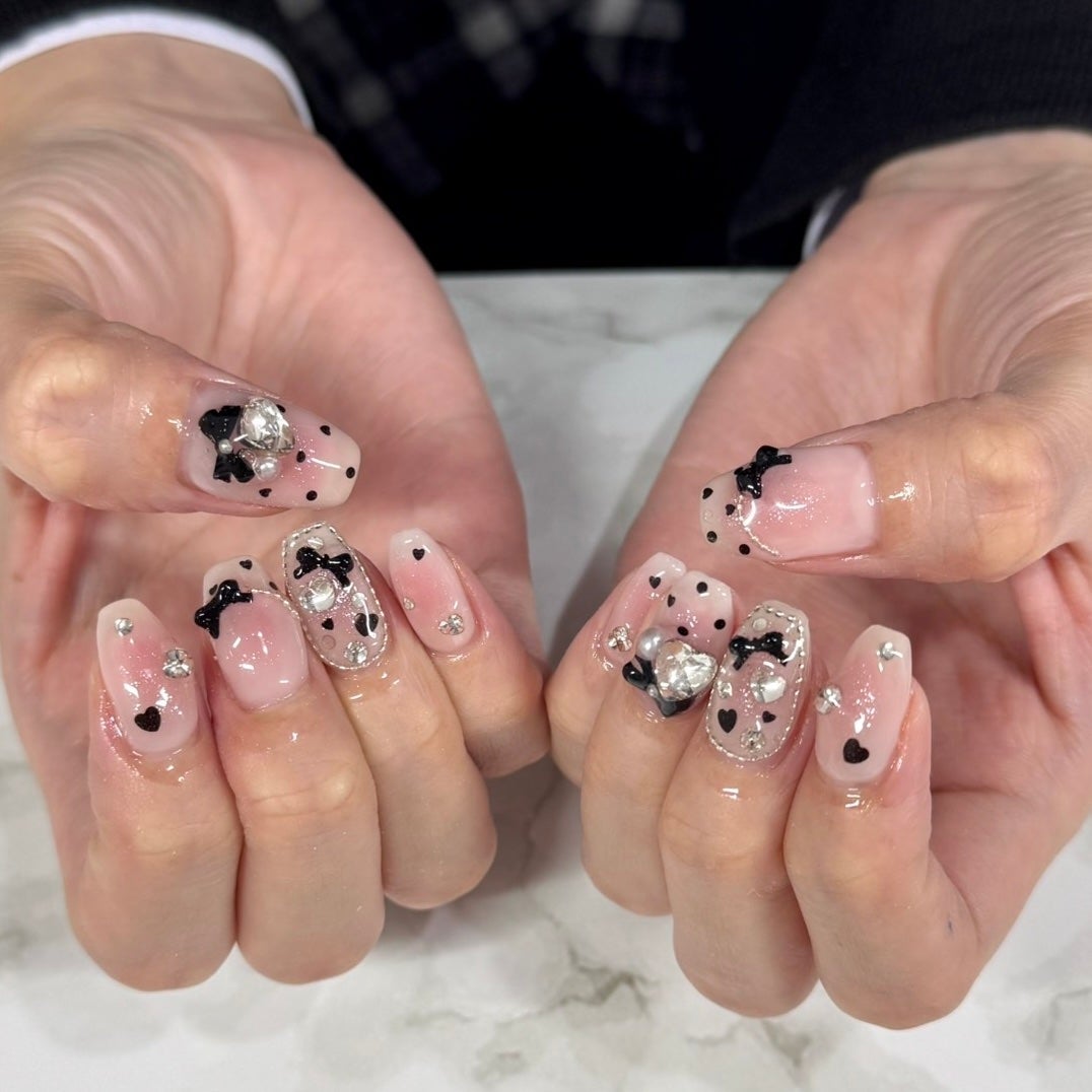 かなちい🐻フォロバ100% on LIPS 「チーク×ブラックネイル🩷🖤ピンクと黒の組み合わせがかわいすぎて..」(1枚目)