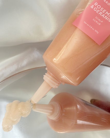 AROMATICA ローズマリー&ゼラニウムスカルプスクラブのクチコミ「.
・──*──୨୧──*──・
みんな頭皮用スクラブって使ってる?
自分ではわからない頭.....」(2枚目)