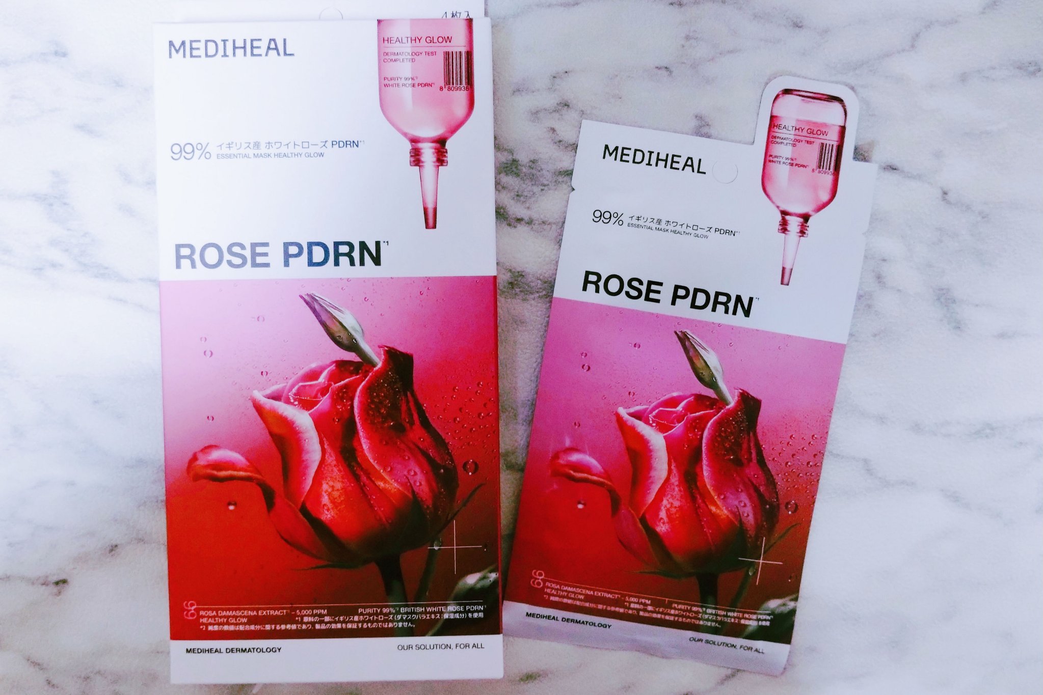 MEDIHEAL　ローゼPDRNエッセンシャルマスクヘルシーグロウ。

香りは甘くはないローズっぽようないい香りがします。
美容液は白くて少しとろみがあります。
シートマスクは柔らかくて肌への密着感が強いです。

肌にハリが出て頬の毛穴が目