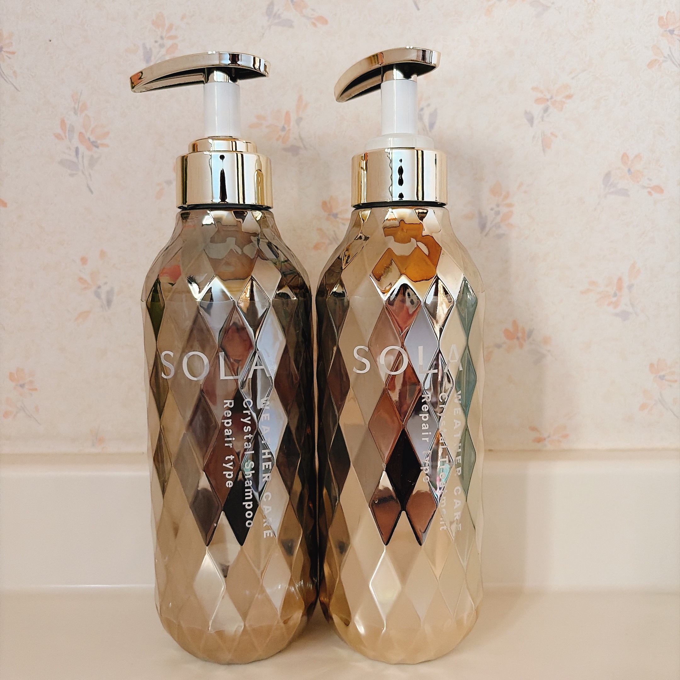 ️💛 ソラ ウェザーケア 《リペアタイプ》
クリスタルシャンプー / トリートメント 💛

髪は顔の約3倍*も紫外線を浴びやすいんです🧐 .
天候による髪の悩みに着目し独自のウェザーケア処方で
外部のダメージから髪を守り髪の芯から輝き