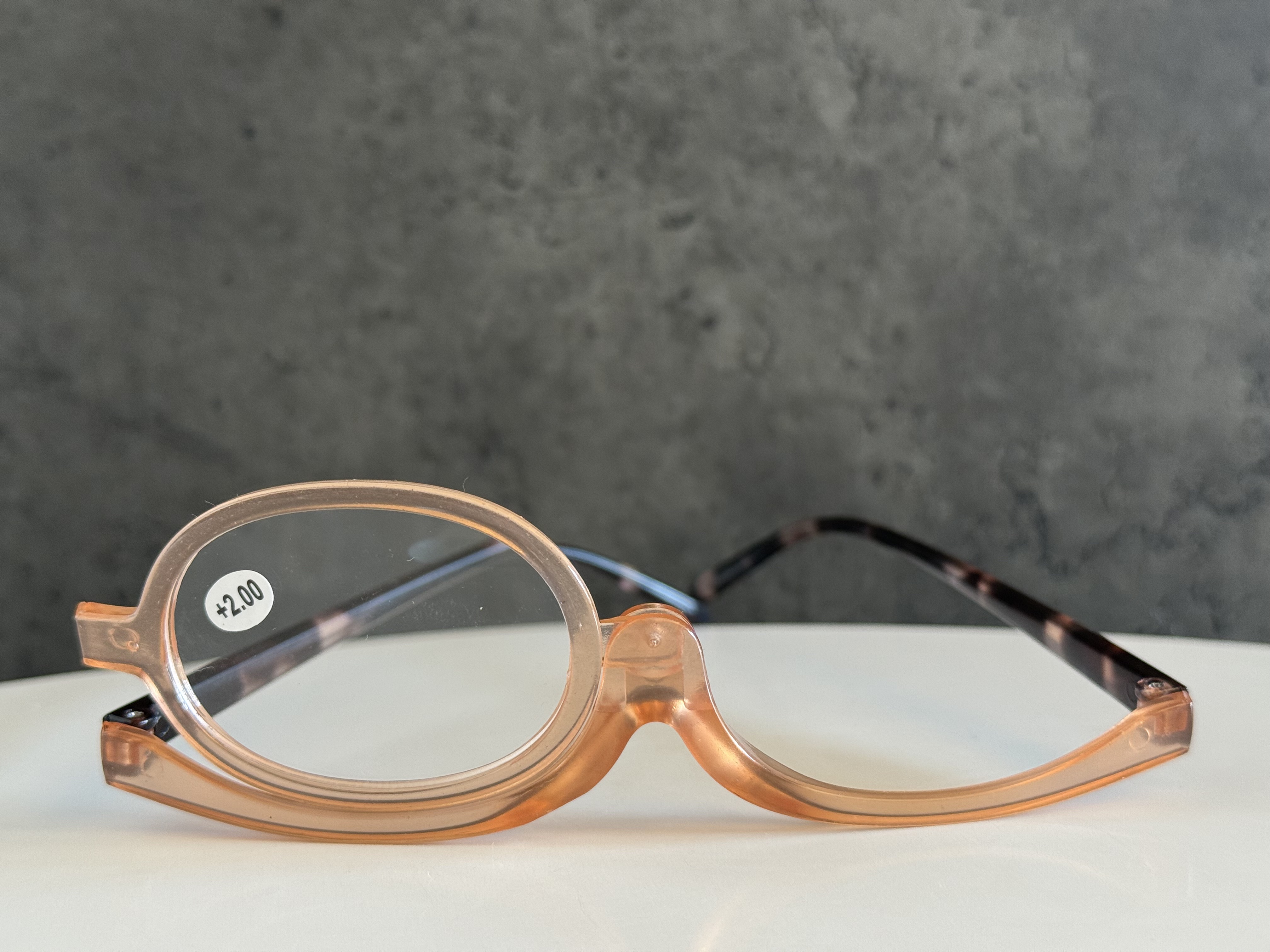 老眼になってからマスカラやアイラインなどのアイメイクがしにくくなり
片目だけレンズが付いているメガネがあることを知って購入してみました！

これ凄い！

めちゃくちゃよく見えます。

ただ下まつ毛のマスカラや涙袋とかには少し使いにくいです。