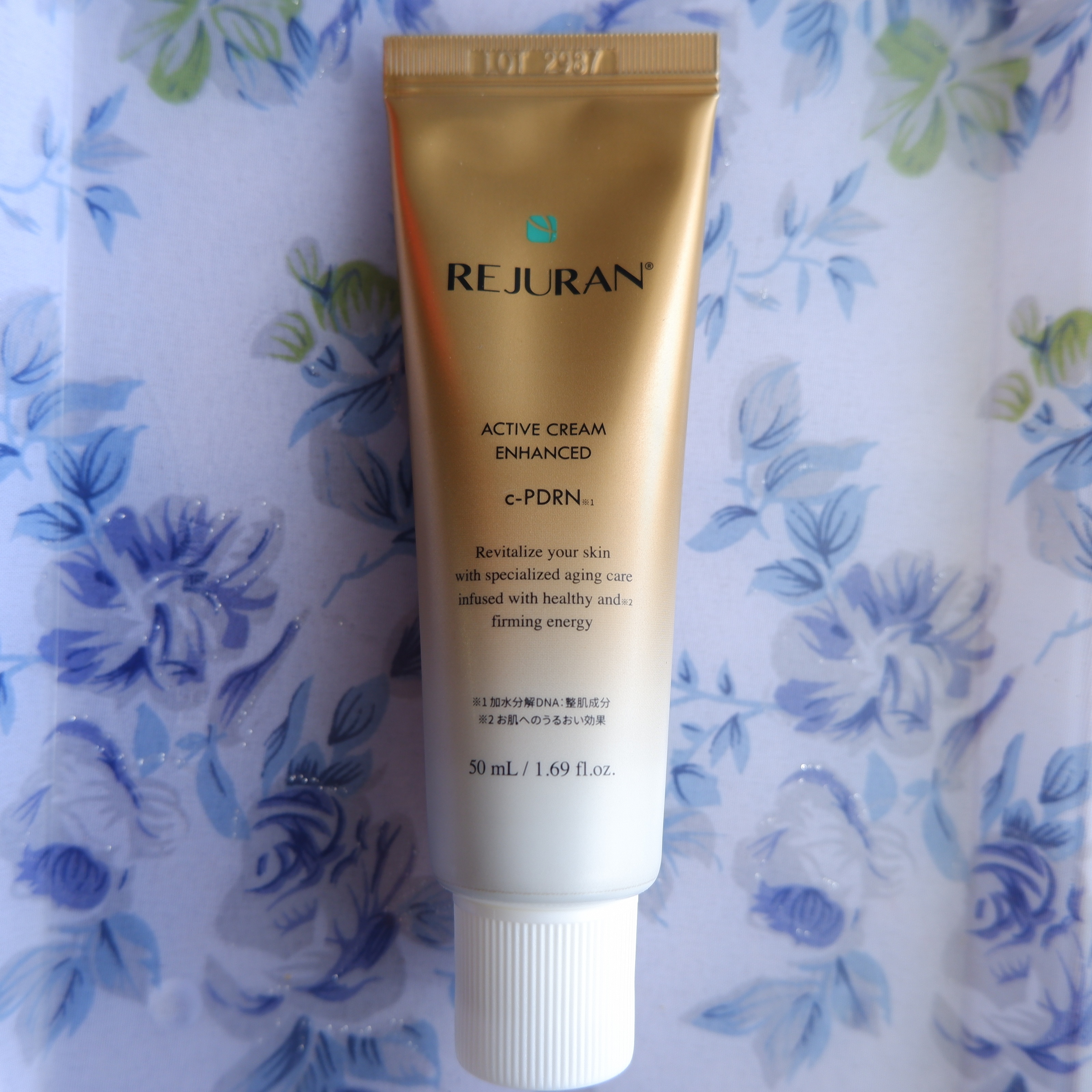 リジュラン
アクティブクリーム エンハンスド

フェイスクリームです。
美容と保湿の為の成分が18％含まれているそう。

中身はこっくりとした質感の白いクリーム。
なめらかな伸び具合で、もっちりとした使用感。
しっかり保湿してくれそうです。