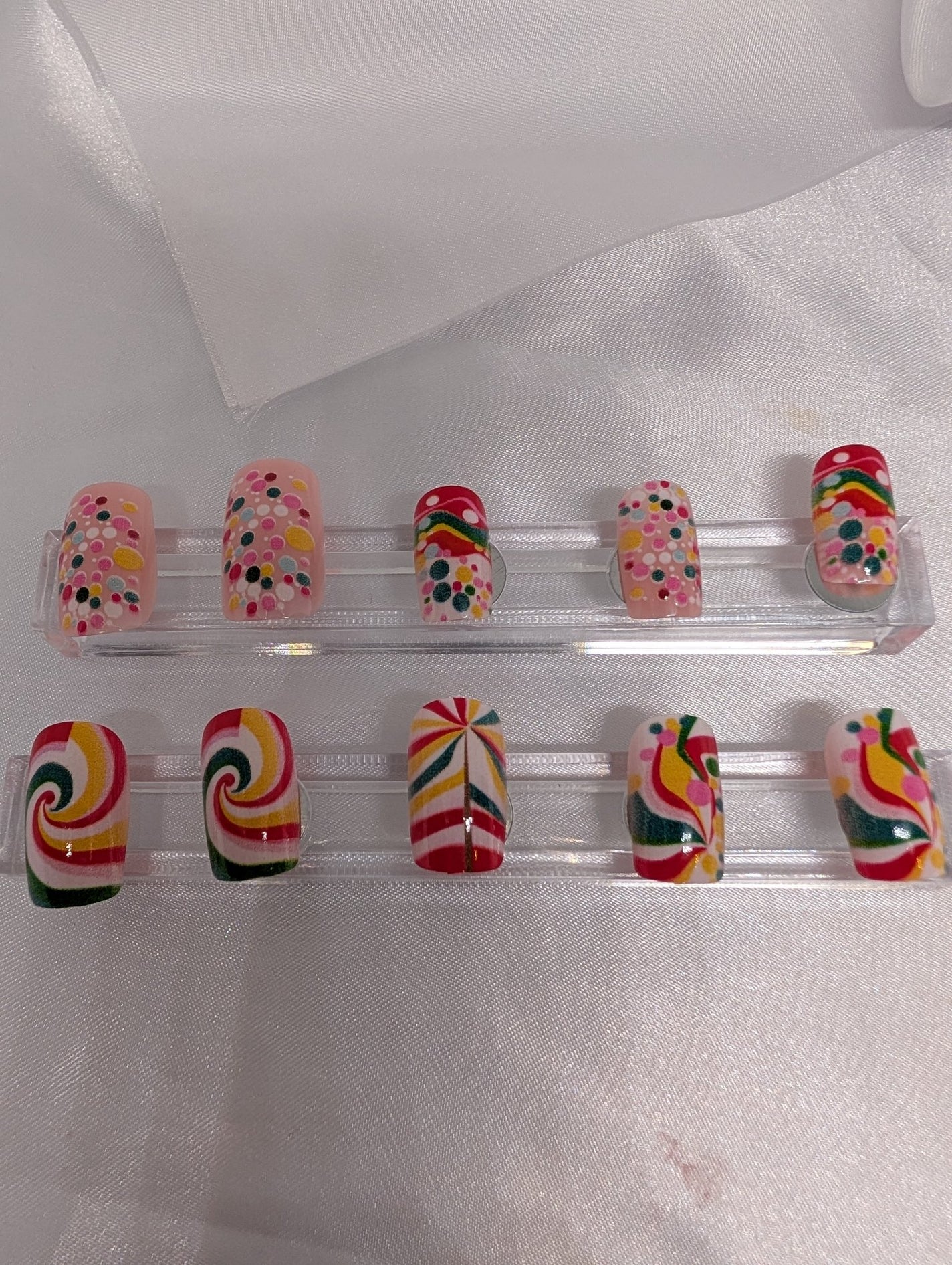 24個 ミニマリスト カラフル ドット柄 ピンホイール スタイル ショート スクエア プレスオンネイル、かわいい&スウィート、デイリーライフ、仕事、アフタヌーンティー、外出用ネイルサプライ ネイル/SHEIN/ネイルチップ・パーツを使ったクチコミ(1枚目)