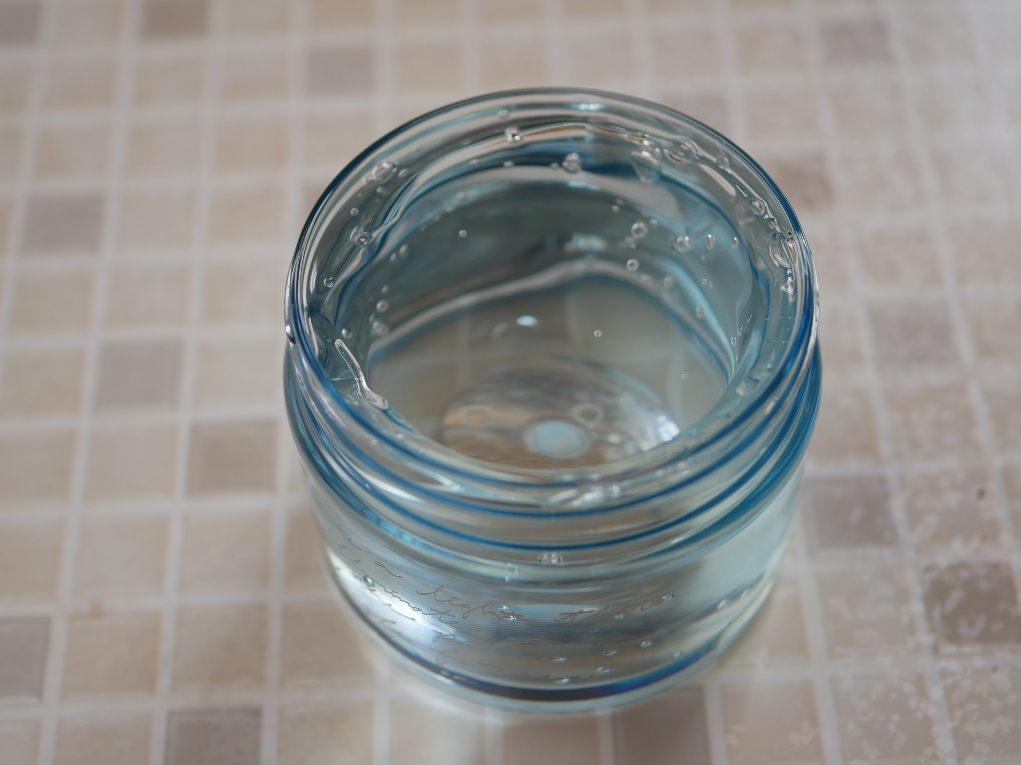 今年もひんやり

毎年５月くらいに発売される限定品。
今年もひんやり。私はいつも真夏にあけるようにしてます。
ジェリーですが、肌の上にのせるとすぐなじむ柔らかさ。
私は好きなので毎年買ってます