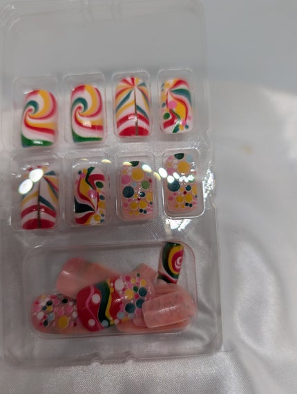 24個 ミニマリスト カラフル ドット柄 ピンホイール スタイル ショート スクエア プレスオンネイル、かわいい&スウィート、デイリーライフ、仕事、アフタヌーンティー、外出用ネイルサプライ ネイル/SHEIN/ネイルチップ・パーツを使ったクチコミ(3枚目)