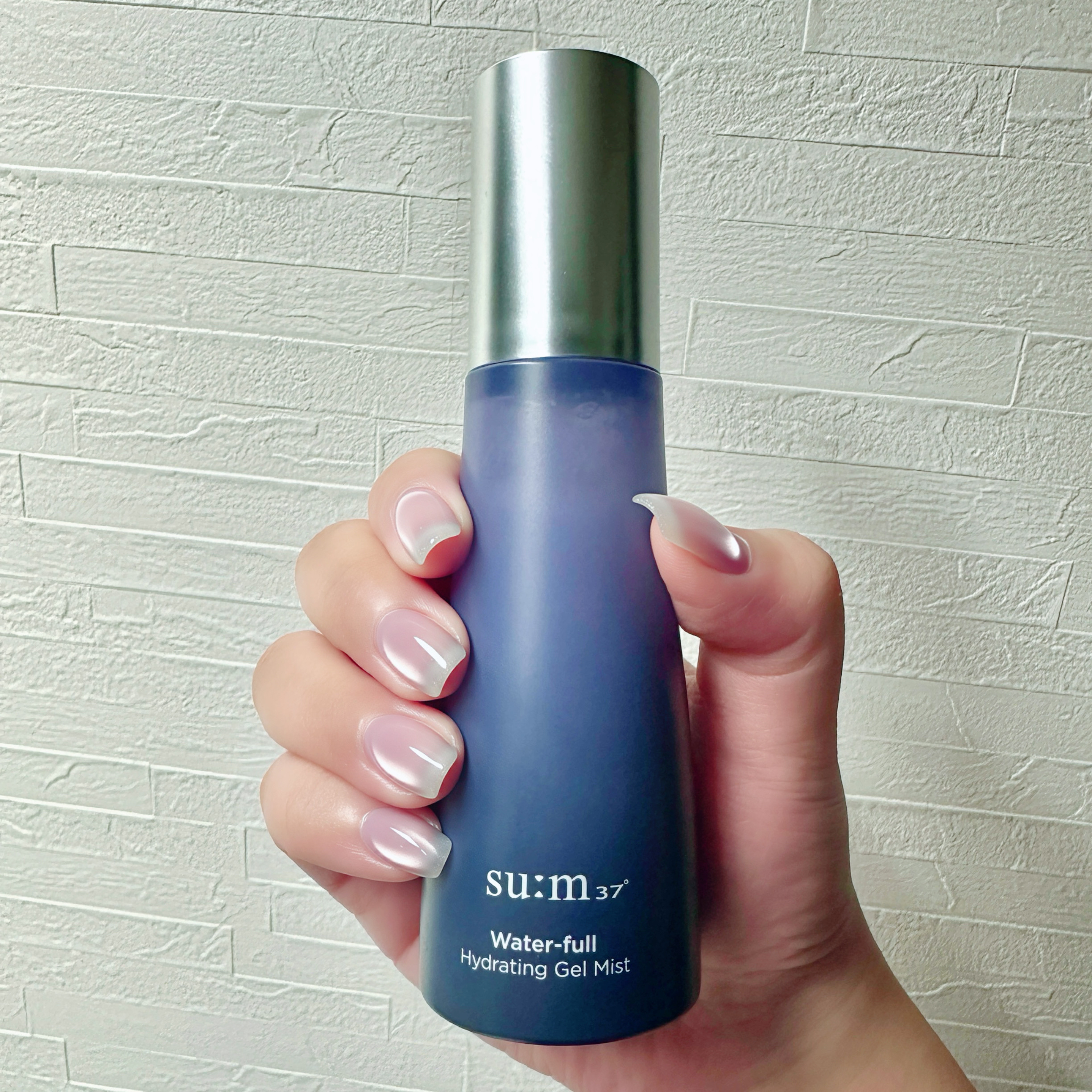 最近のお気に入りはsum37のミスト😚
AIで💅加工便利だね🫣✨

sum37 ウォーターフル ハイドレーティング ジェルミスト 60ml

ジェルミストって名前ついてるけど、振ってから使っても全然ジェル感なく🤔
少し乳白色のサラッ