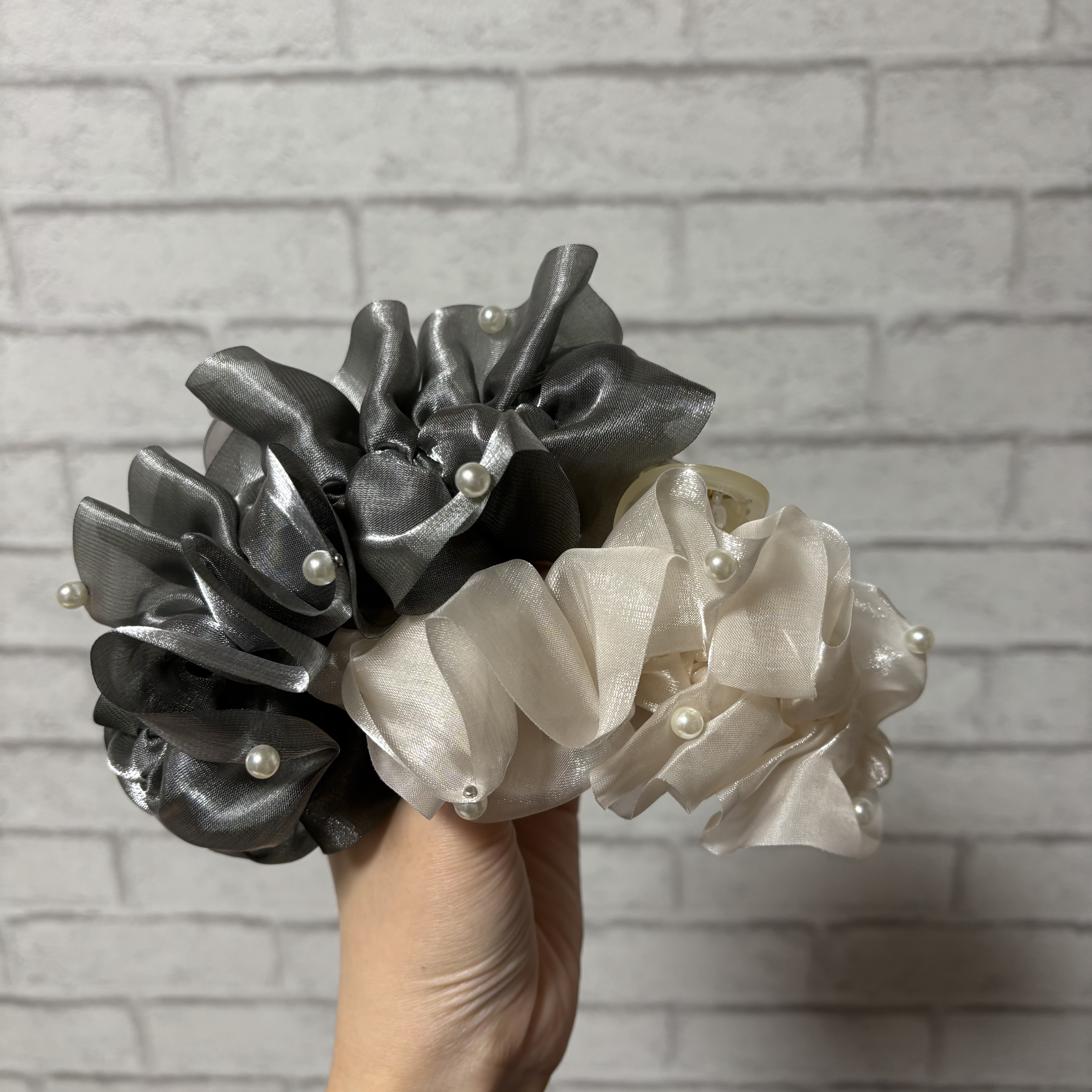 \\3COINS ヘアクリップ  //

♡ ┈ ┈ ┈ ┈ ♡ ┈ ┈ ┈ ┈ ♡ ┈ ┈ ┈ ┈ ♡

上品さ×華やかさを叶えてくれるヘアクリップ

挟みやすくて使いやすい⭐️

顔周りを華やかにしてくれるので好きです✨


♡ ┈ ┈