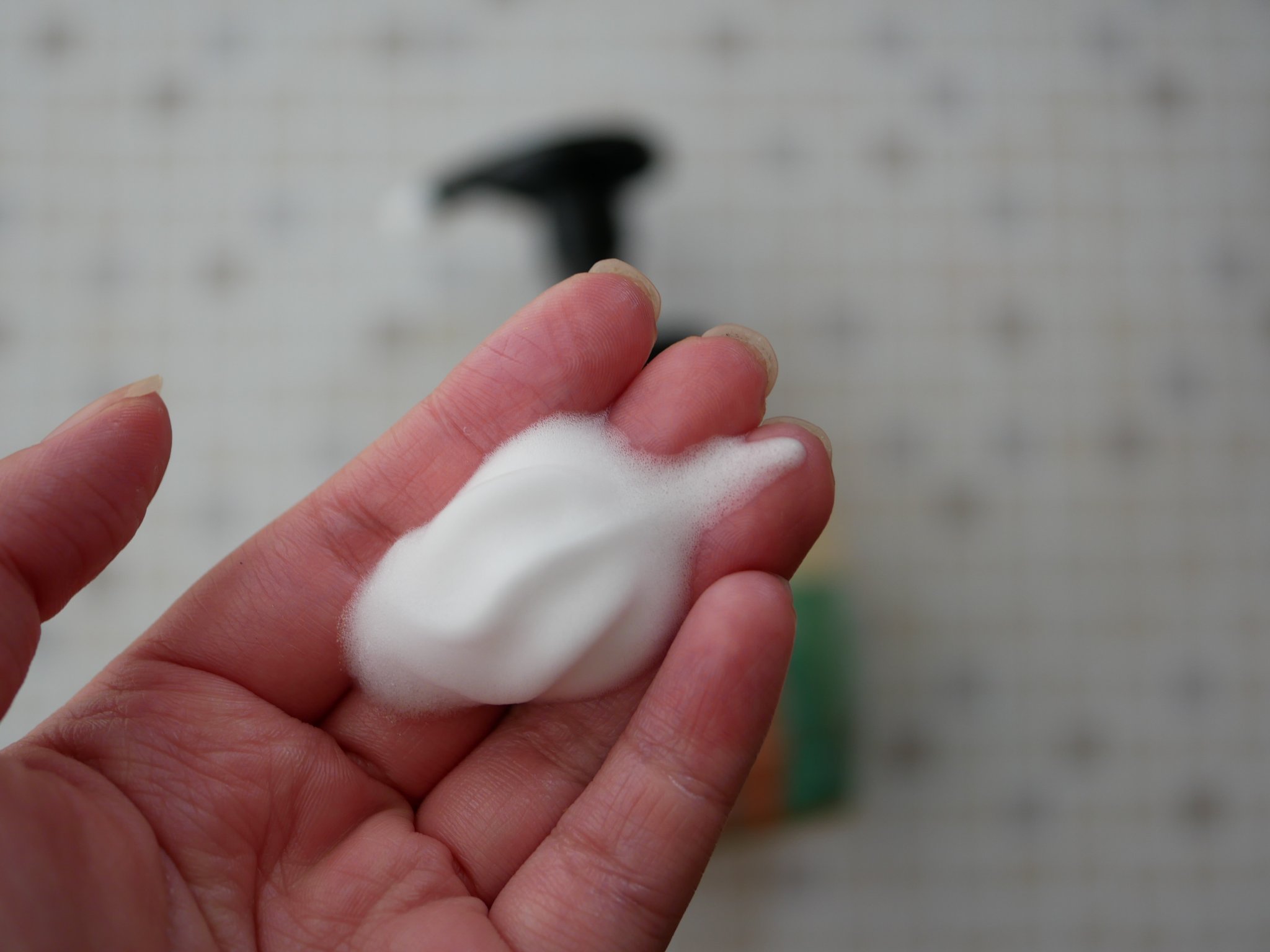 ビオレ ザ ハンド　 薬用泡ハンドソープ　深くて温かみのあるハーバルウッドの香り/ビオレ/ハンドソープを使ったクチコミ（2枚目）