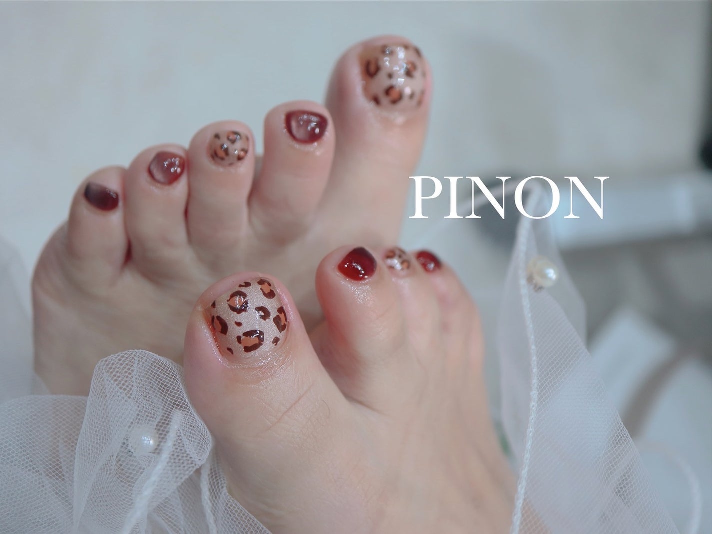 shino on LIPS 「冬でも可愛いフットネイル👣レオパード×マグネットでキラキラ可愛..」(1枚目)