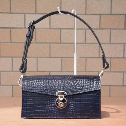 Leyla@LIPSパートナー on LIPS 「レザー職人の友達に依頼していたバッグが届いた🫶注文すると決めて..」(2枚目)