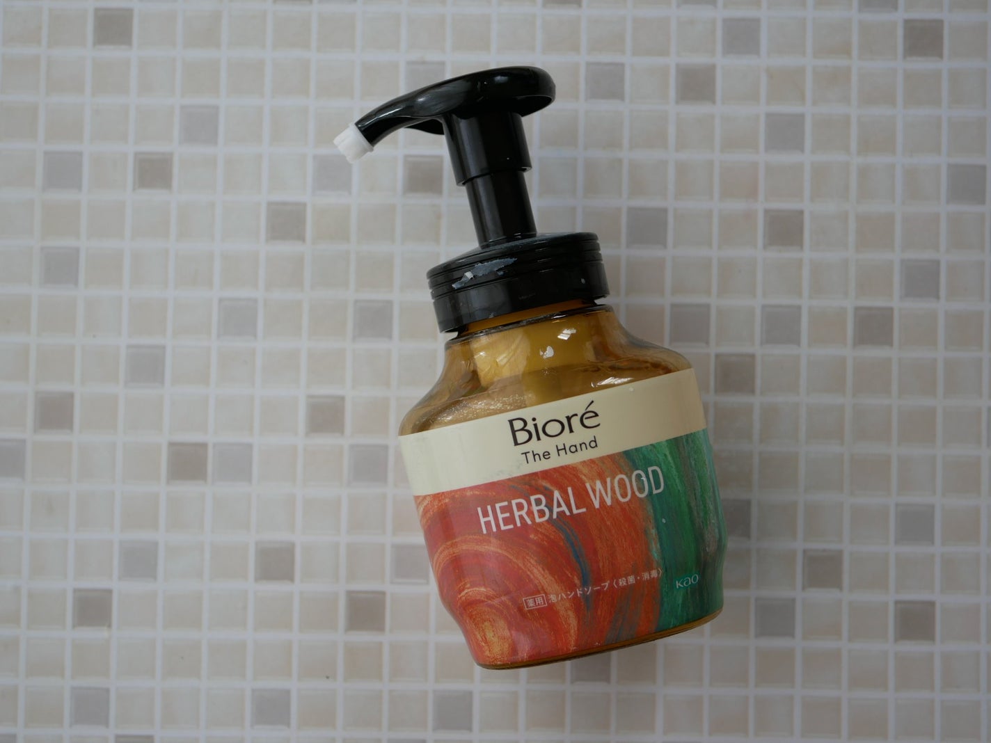 ビオレ ザ ハンド 薬用泡ハンドソープ 深くて温かみのあるハーバルウッドの香り/ビオレ/ハンドソープを使ったクチコミ(1枚目)