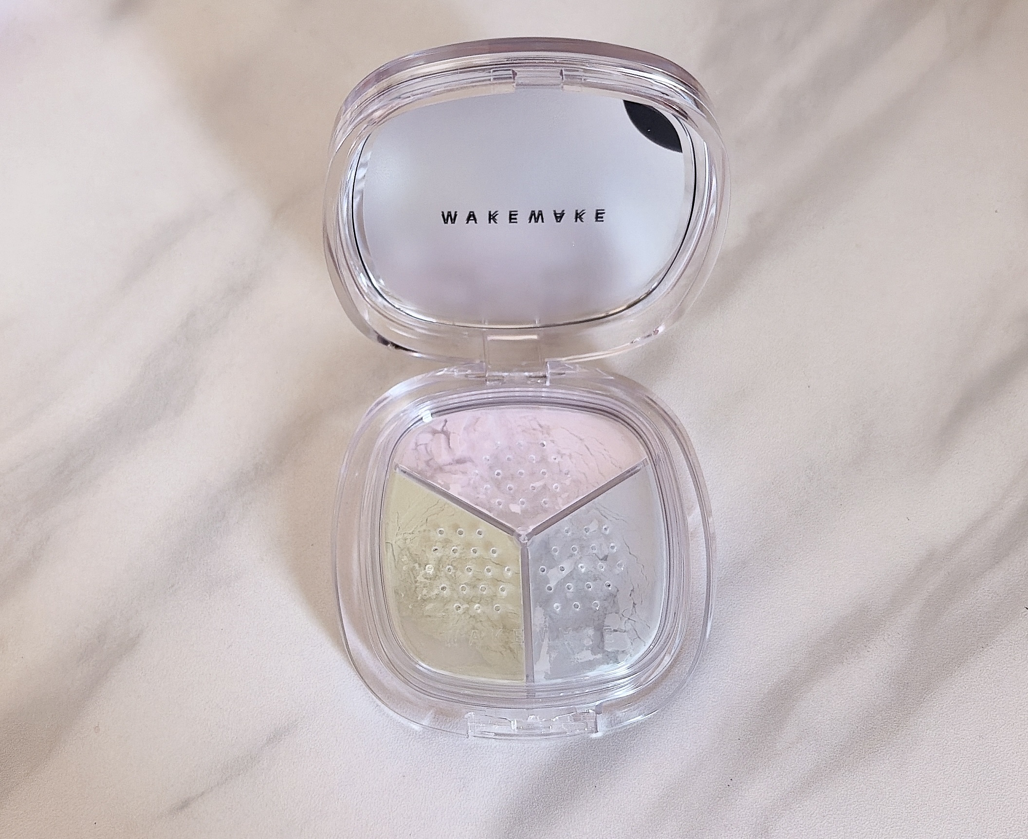 ステイフィクサーマルチカラーパウダー 01 ペールクリア/wakemake/ルースパウダーを使ったクチコミ（1枚目）