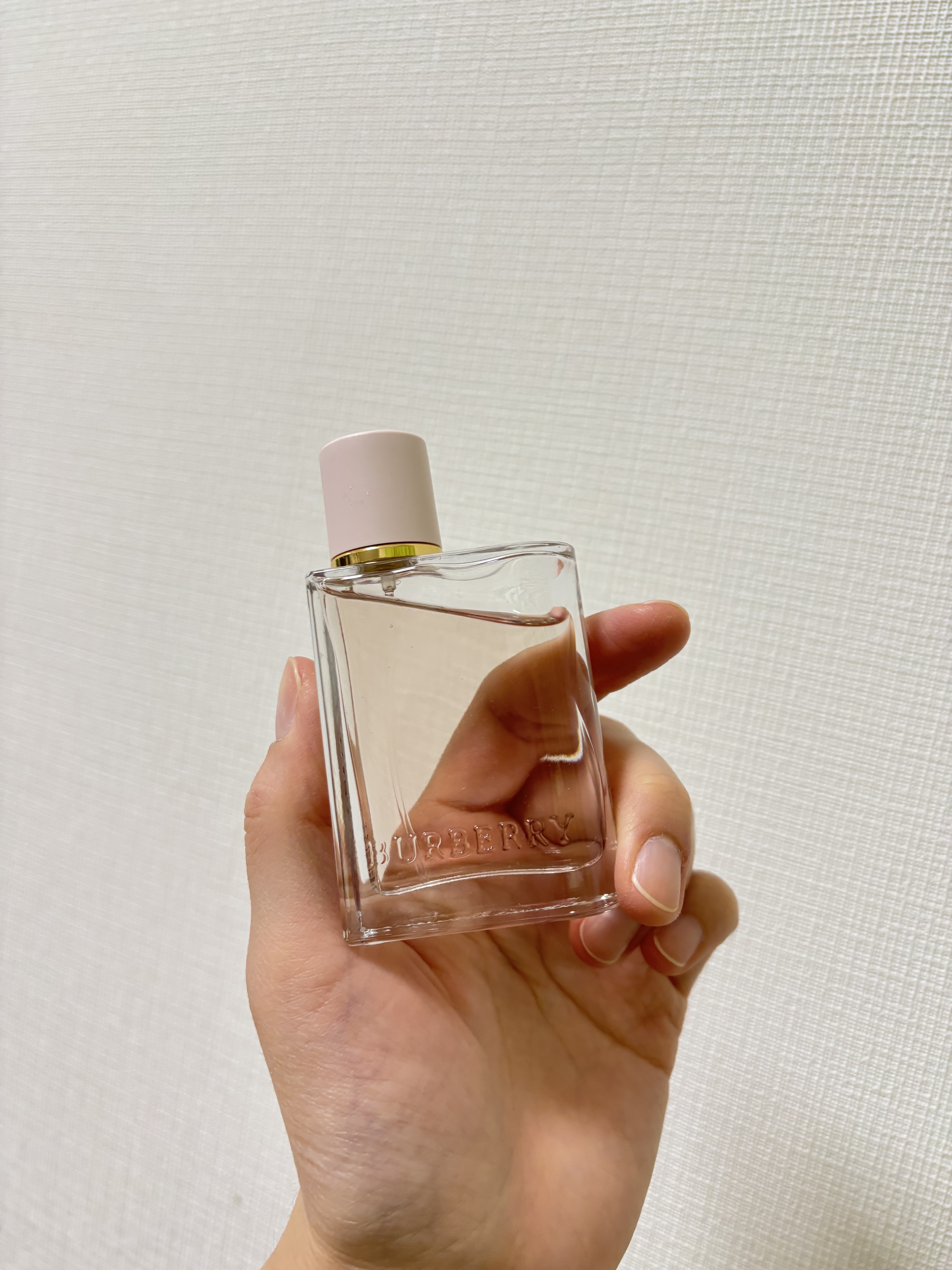 バーバリー ハー オードパルファム 🫐🍓


ベリーの香りメインに
甘いけど爽やかさもある香りで
だんだん深い香りに変わっていく〜！
大人っぽいけど可愛さもあって
ただ甘いだけじゃない！！！


プッシュタイプでめっちゃつけやすいし
ひ