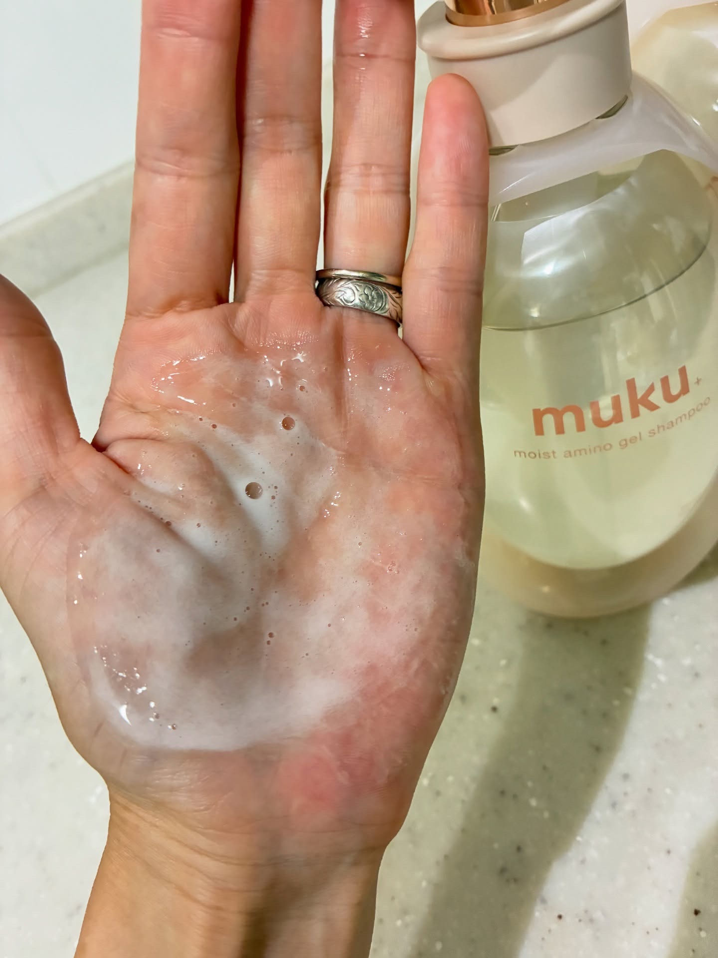 muku+ ムク+　モイスト　アミノジェル　シャンプー/ヘアトリートメントのクチコミ「コロンとした容器が可愛い容器のヘアケア
アイテム。

シャンプーはとろっとしたジェル状テクチャ.....」（3枚目）