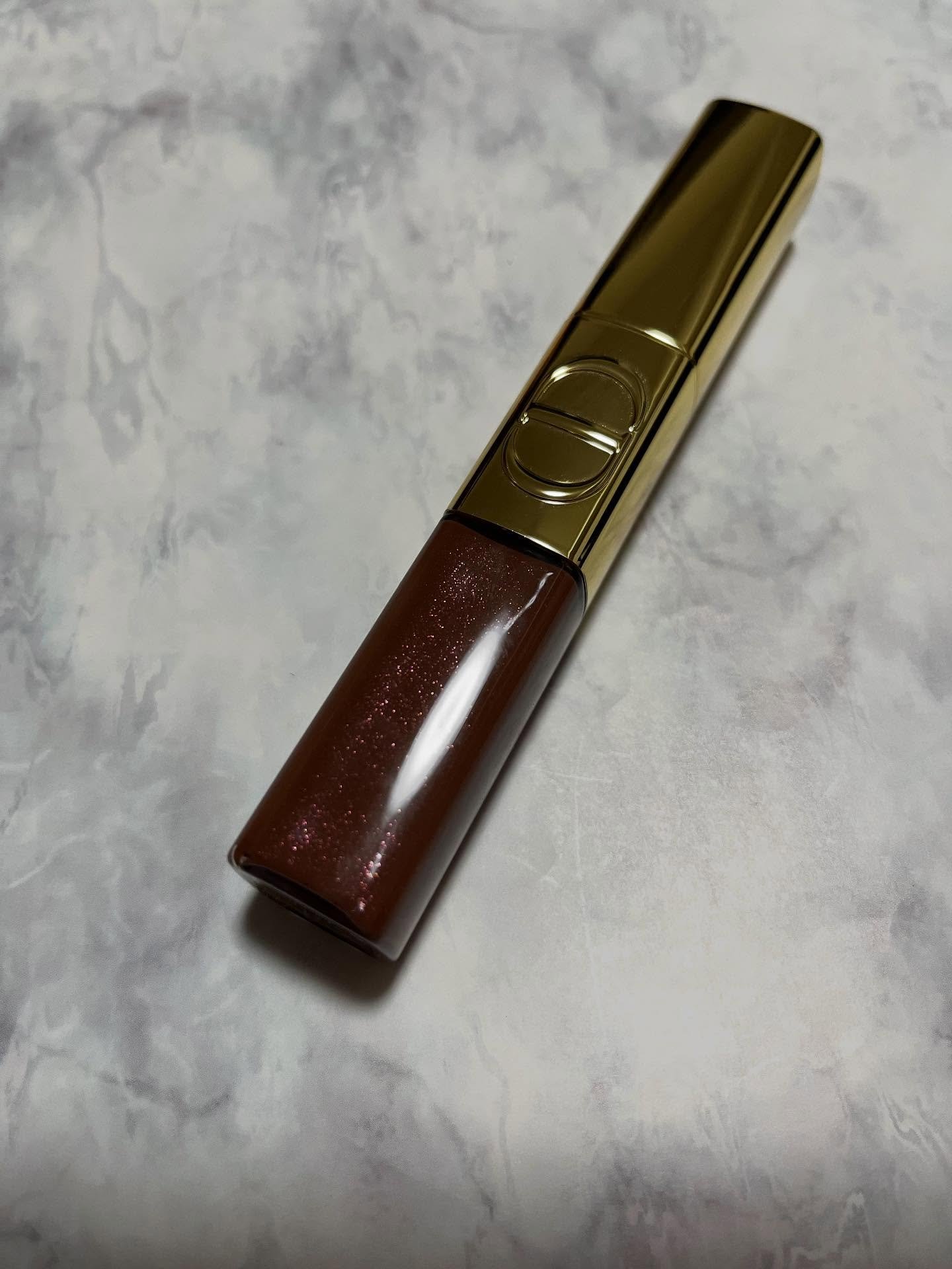 Dior
ルージュ ディオール シークイン リキッド デュオ
719 アクロバット
息を呑むようなチェスナット ブラウン
公式オンライン限定色

もう一つのオンライン限定と迷ったけど
使いやすそうなブラウンに😉✨
オシャレなブラウンカラー