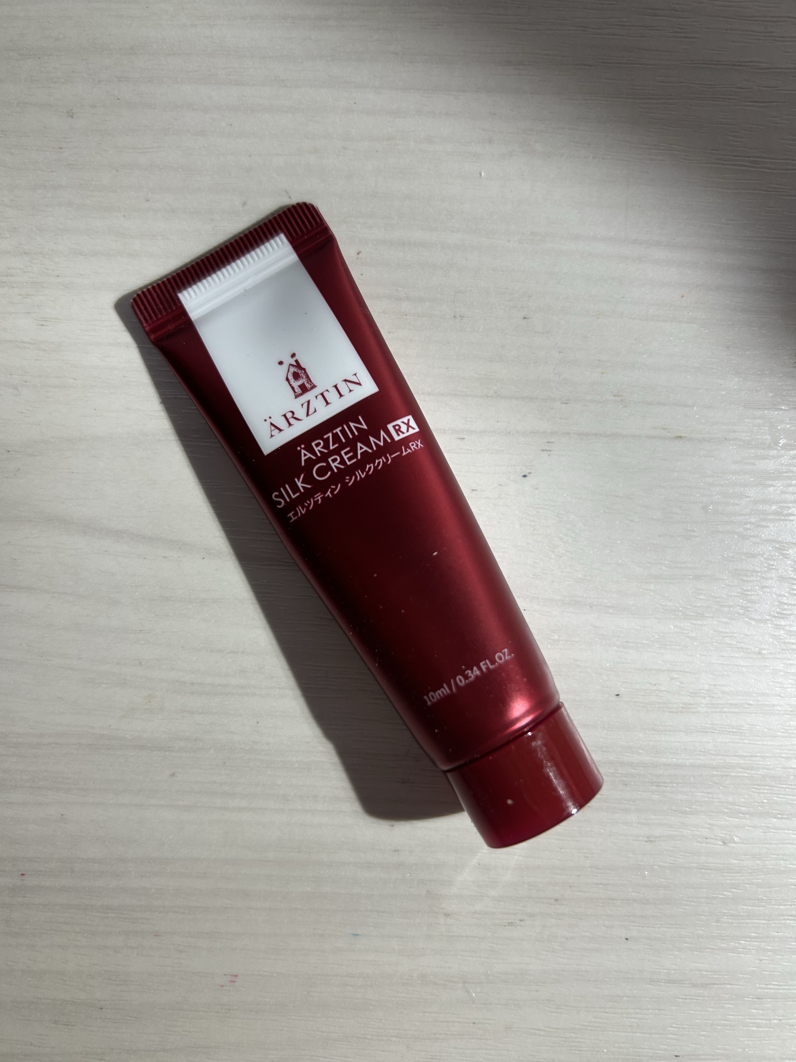 エルツティン
シルククリーム
¥6,094
#提供

サンプルを頂きましたが、ジェル状で肌馴染みも良く良かったのですが、2.3日連続で使用しましたが、顎ラインにポツポツとニキビができたので使用中止しました。


残念ながら私には合わなかった