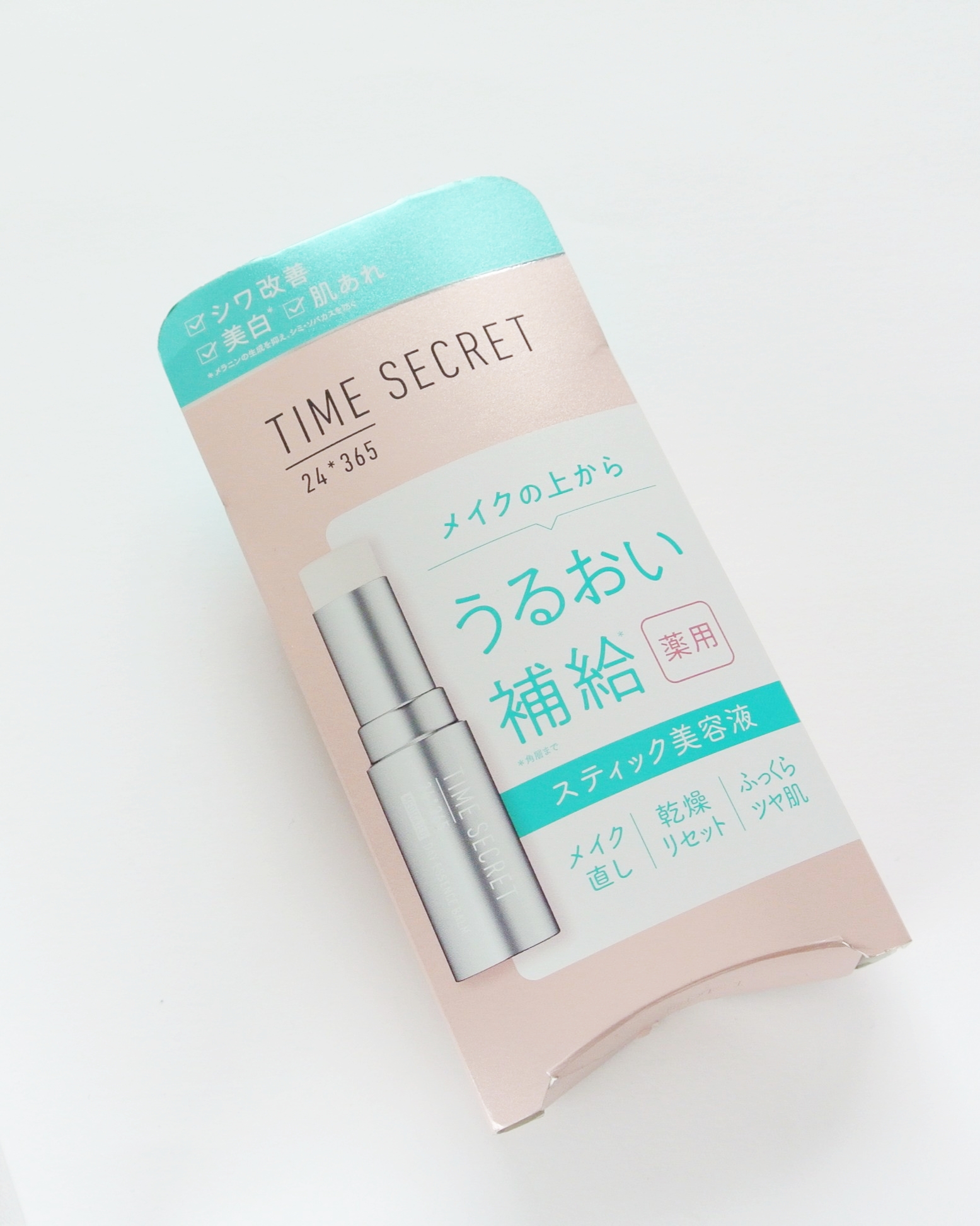 
メイクの上からうるおい補給ができる、スティック美容液。

柔らかいバームなので、ほんの少し、使う分だけ繰り出して、気になる部分に直塗りします。

あとは指でトントンと優しくなじませるだけでOK。

日中の乾燥、シワ、化粧崩れが気になるとき