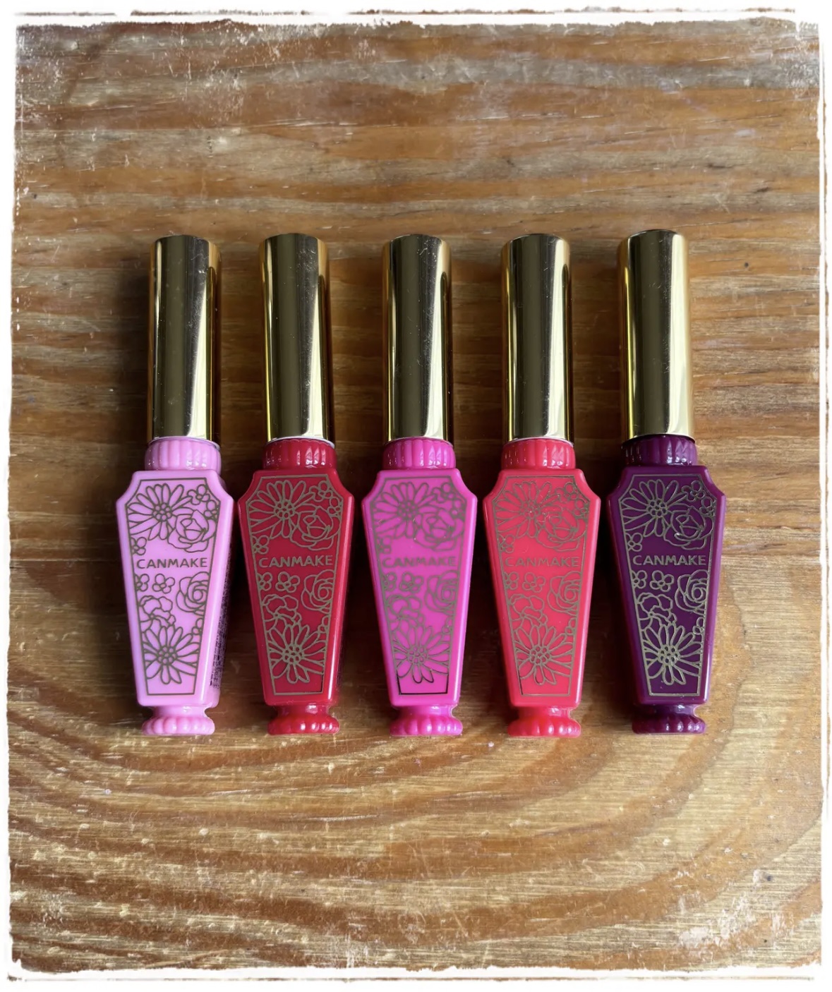 シロップのようにみずみずしいティント。

うるおうのにベタつかないシロップみたいな感触🍯
ベタベタグロスが苦手な方に。

SPF15 PA+


◻︎サクラシロップ
自然な仕上がりのライトピンク。
◻︎ストロベリーシロップ
血色感を引き出