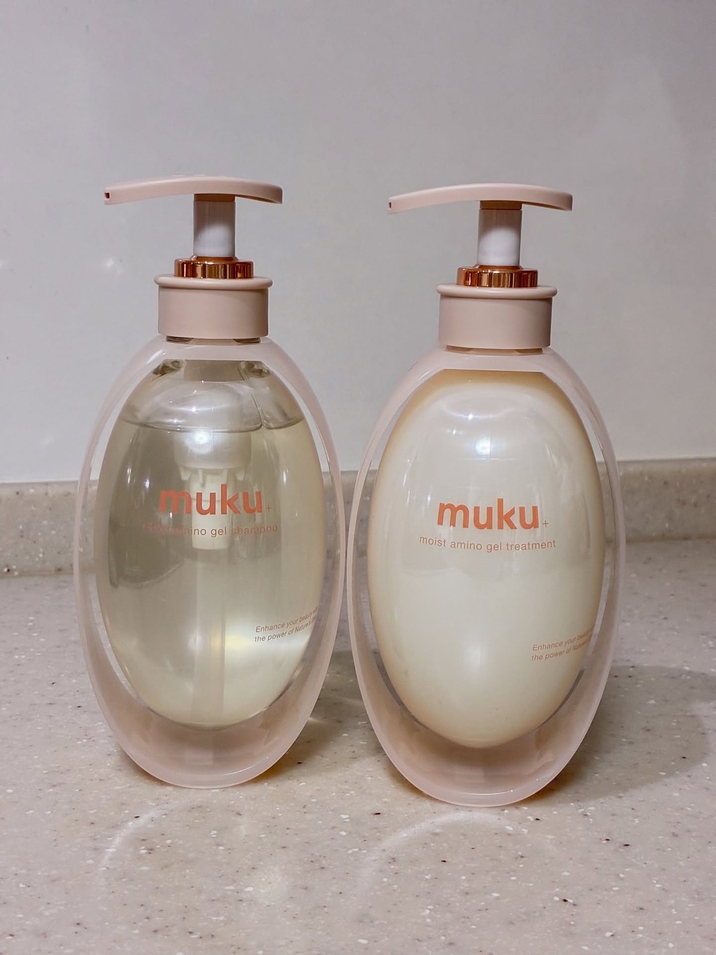 muku+ ムク+　モイスト　アミノジェル　シャンプー/ヘアトリートメントのクチコミ「コロンとした容器が可愛い容器のヘアケア
アイテム。

シャンプーはとろっとしたジェル状テクチャ.....」（1枚目）