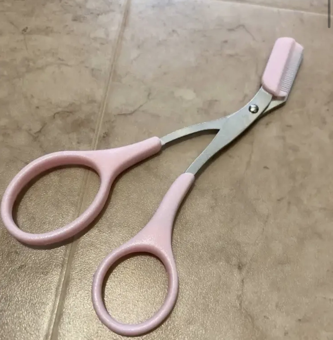 シーイン購入品。

眉カットのハサミを購入しました☺️

200円弱だったのでやすい！と思いましたが
使ってみるとめちゃめちゃ使いにくい。

口コミは良かったんだけどなー🤔

シーインは安いけど
結局使わないものが結構あるので
一度考えて