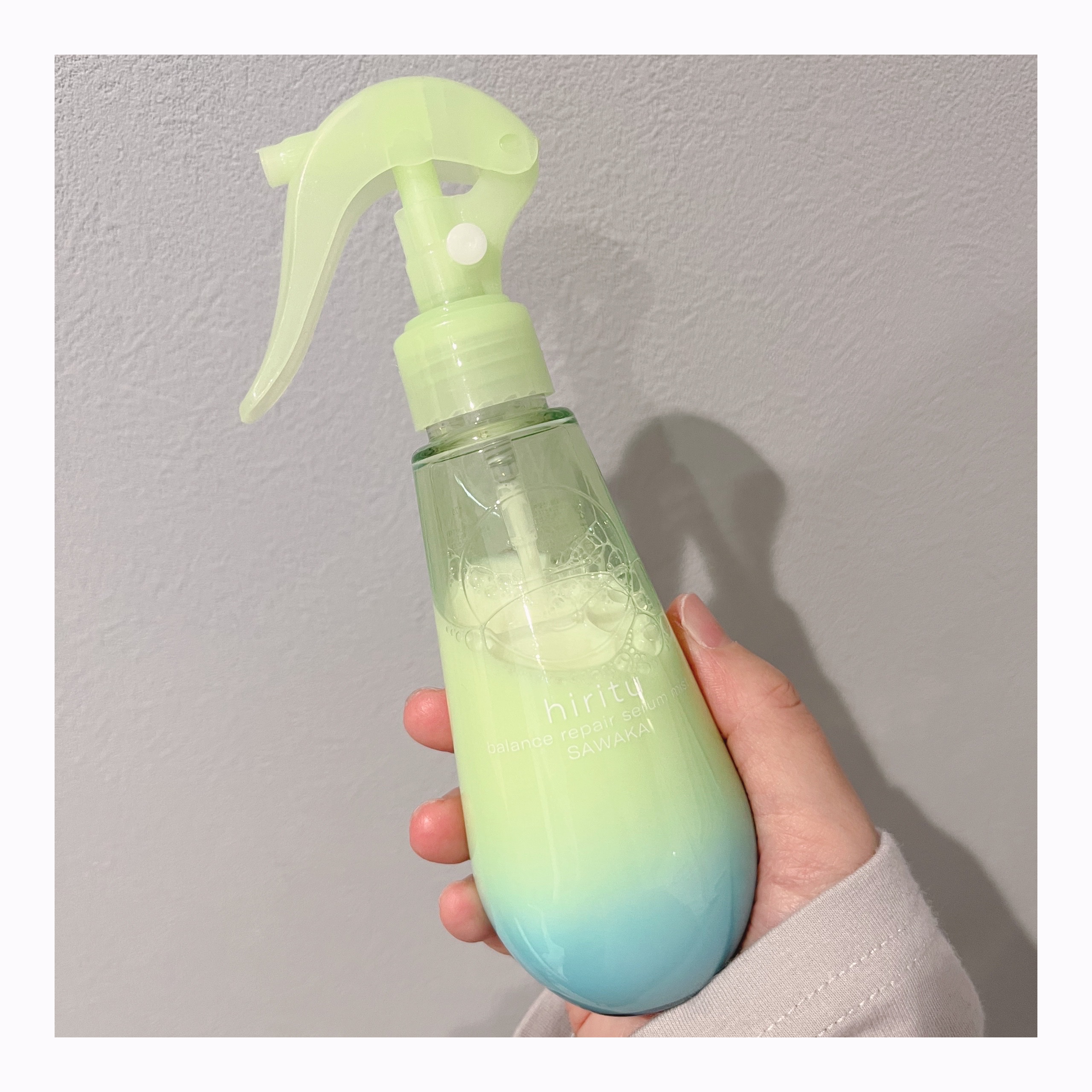 髪の毛はかなり柔らかくサラサラになる！！！！！

けど、香りが少し苦手でした…！

マスカット＆ミュゲの香りなんですが、気持ちミュゲのお花感が強い気がしました。

そのまま乾いた髪に使うとかなり香りが強いので、私はドライヤー前に使うのですが