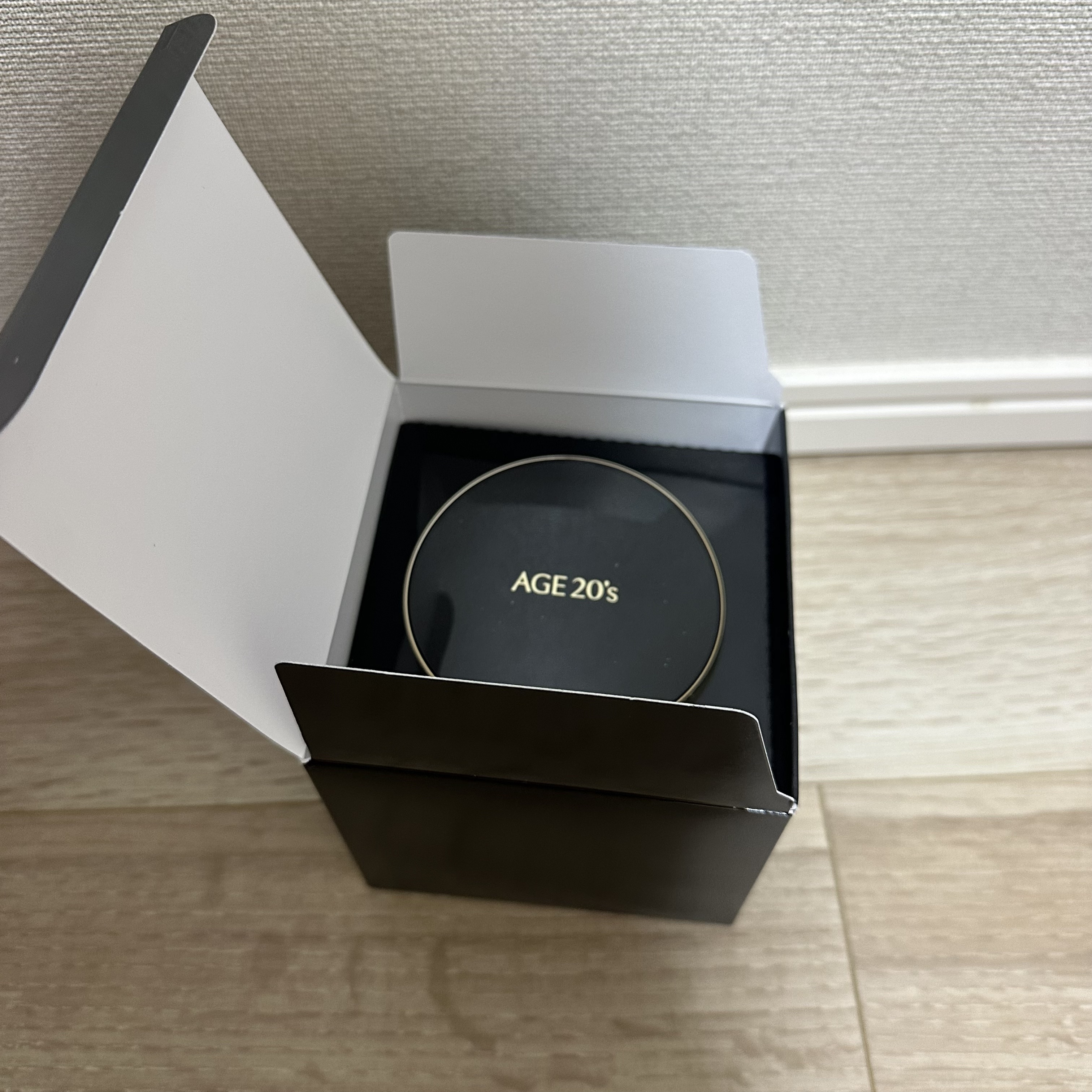 マーブルな見た目のファンデがかわいい！
色味の調整もしやすくていいかも。
豪華で高見えな感じも好きです。