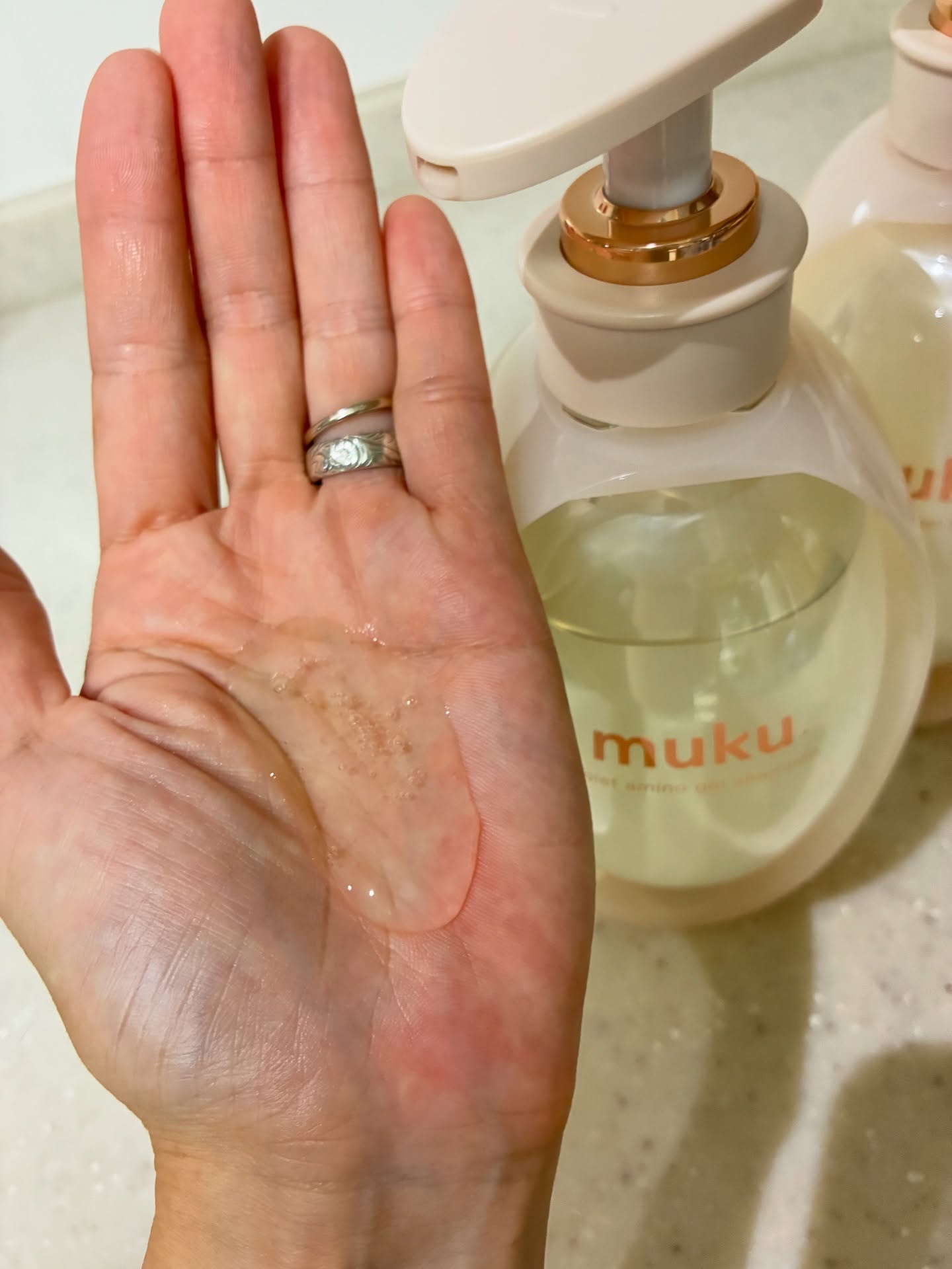 muku+ ムク+　モイスト　アミノジェル　シャンプー/ヘアトリートメントのクチコミ「コロンとした容器が可愛い容器のヘアケア
アイテム。

シャンプーはとろっとしたジェル状テクチャ.....」（2枚目）