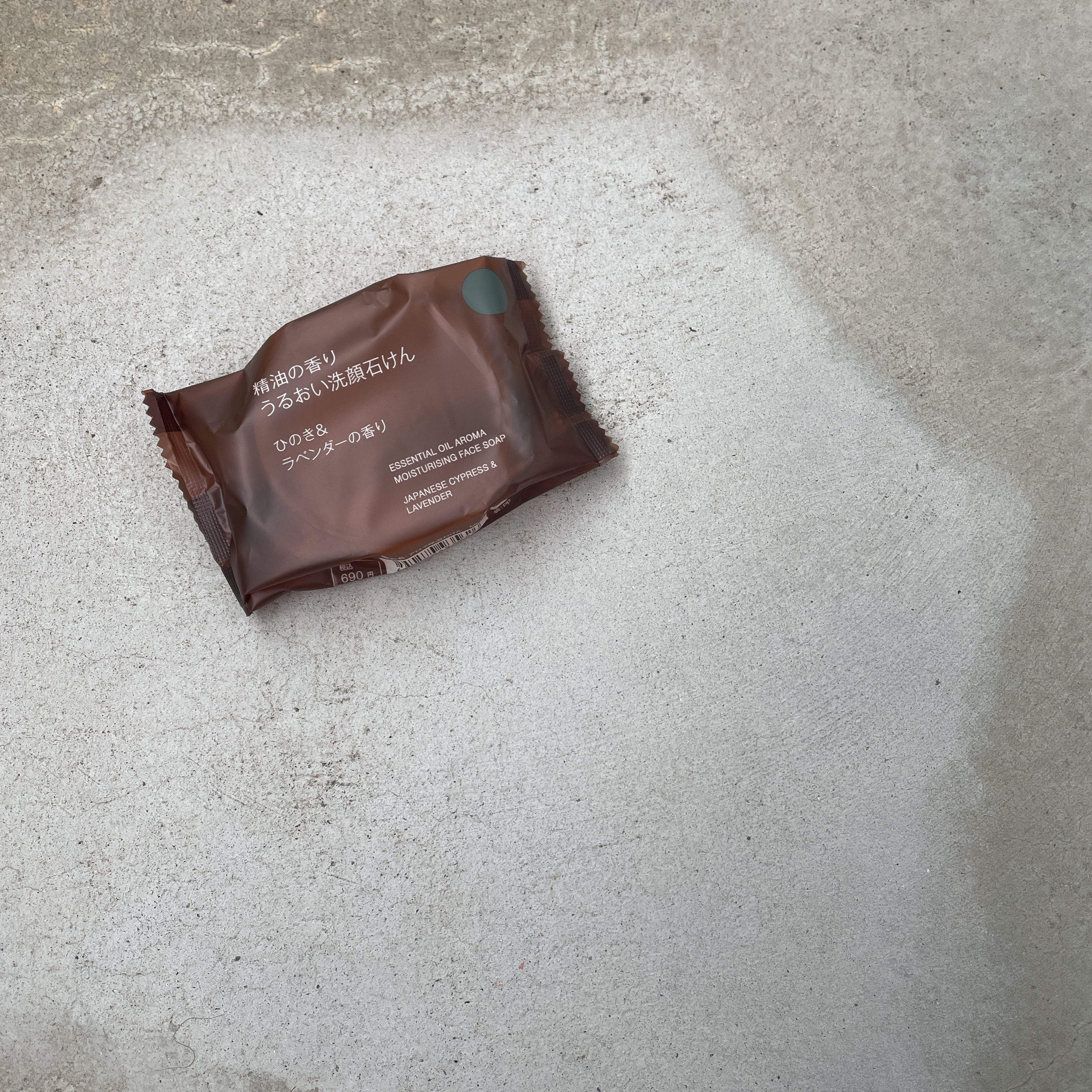 無印良品▸▸アロマ保湿石けん

今人気の
ひのき＆ラベンダーの香り

お値段は690円です

ハンドソープが欲し買ったのです完売しててこちらの石鹸を買ってみました

私の行った店舗さんではこちらのアロマ保湿石けんもラスト2個のみでした

香