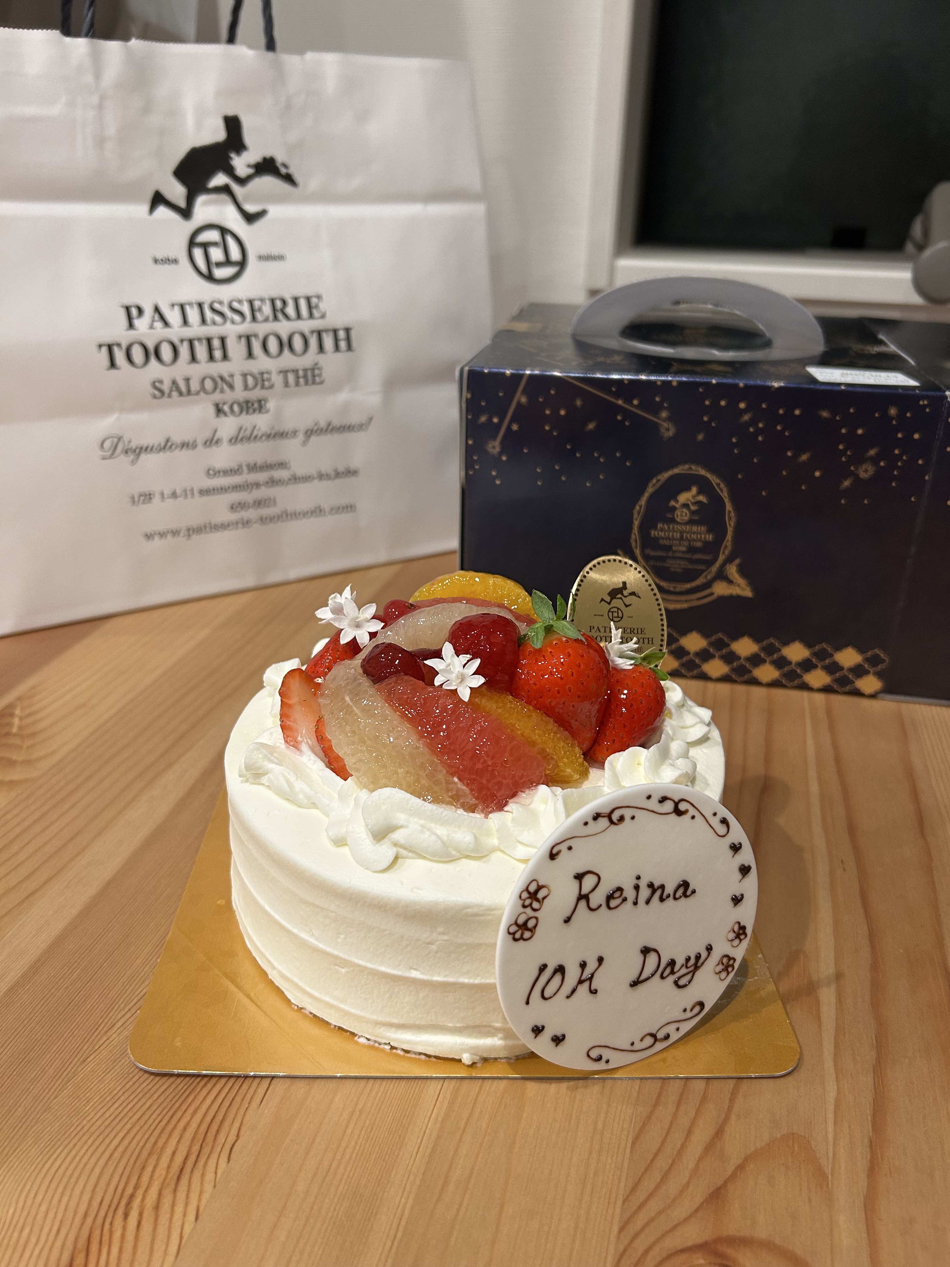 祝生誕10000日目🎂🎉

先日、夫がサプライズで私の生誕
10000日目をお祝いしてくれました👀

その日は夫が休日出勤で残業〜って
言っていたので珍しいな〜と思っていたら

片手にケーキの袋を持って帰って来て
！？！？って何のケー