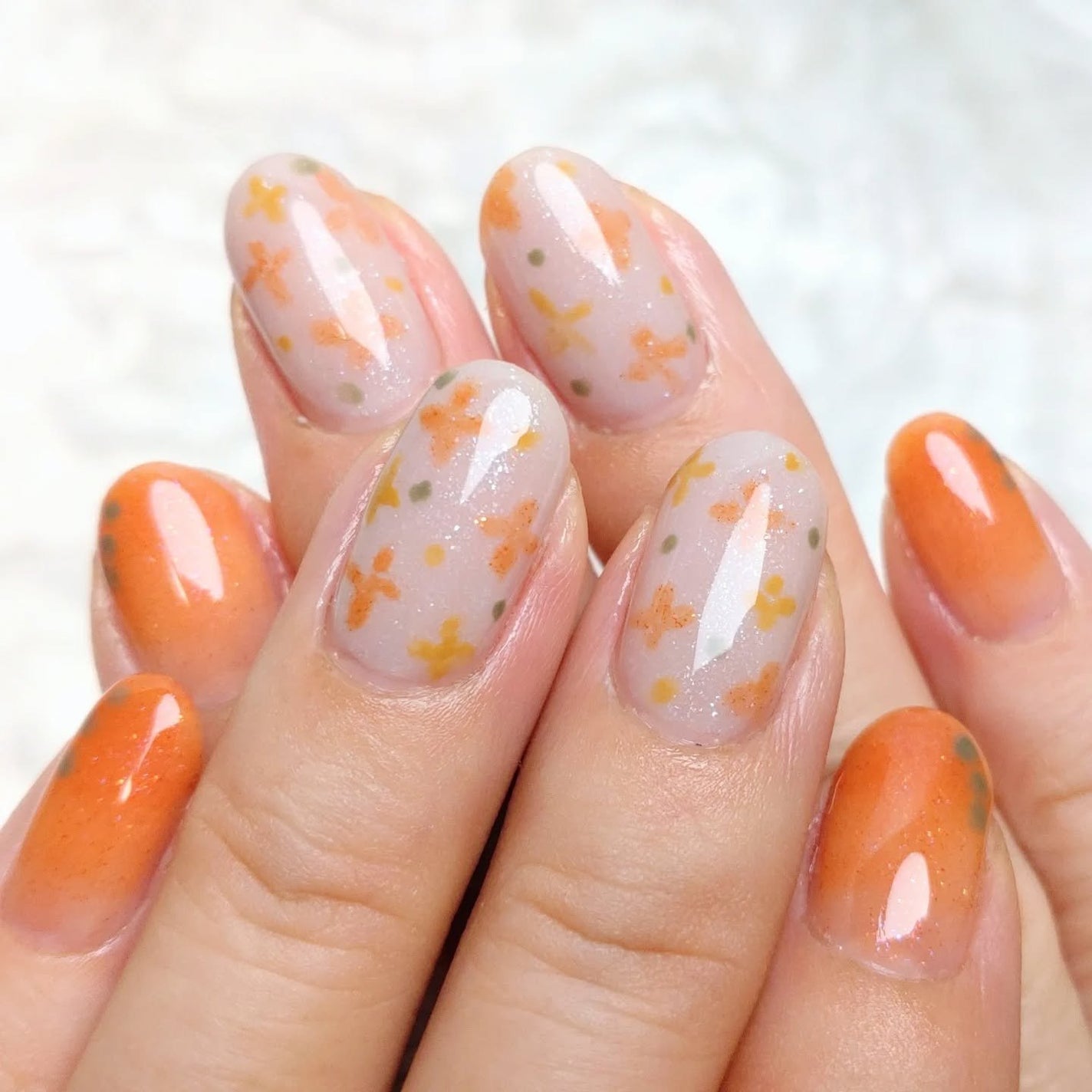 ミルクティ on LIPS 「✴パラドゥミニネイル4色で#金木犀ネイル🧡💛💚中指・薬指のお花..」(4枚目)