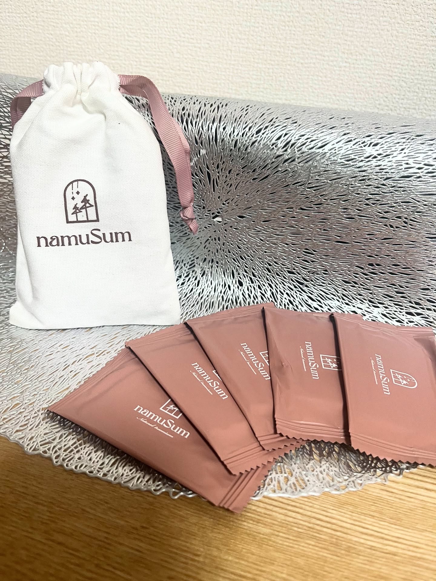 デリケートゾーンケアウエットシート
namusun

韓国初の天然100%のファムケアシート
個包装で、トイレに流せるタイプなのがすごく嬉しい

こんなに小さいのに広げると大判！
水分量もしっかりしていて使いやすいです！

蒸れてニオイが気