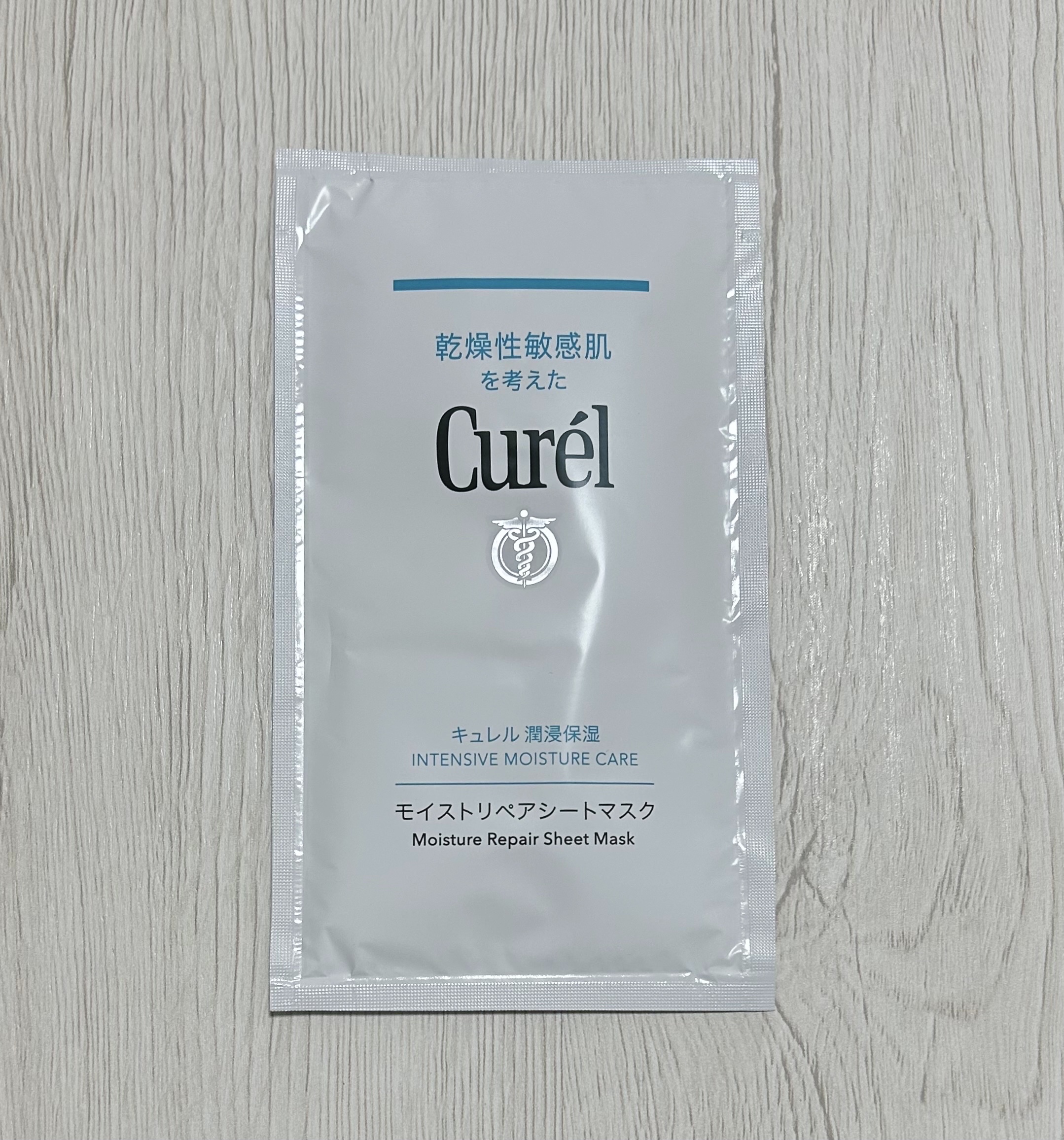 キュレル
潤浸保湿 モイストリペアシートマスク

美的12月号の付録に入っていました。

シートにはしっかりとした厚みがあり、とろみのあるジェル状の美容液がたっぷりと染み込んでいました。

あごの両サイドあたりには、切り離して使える「どこで