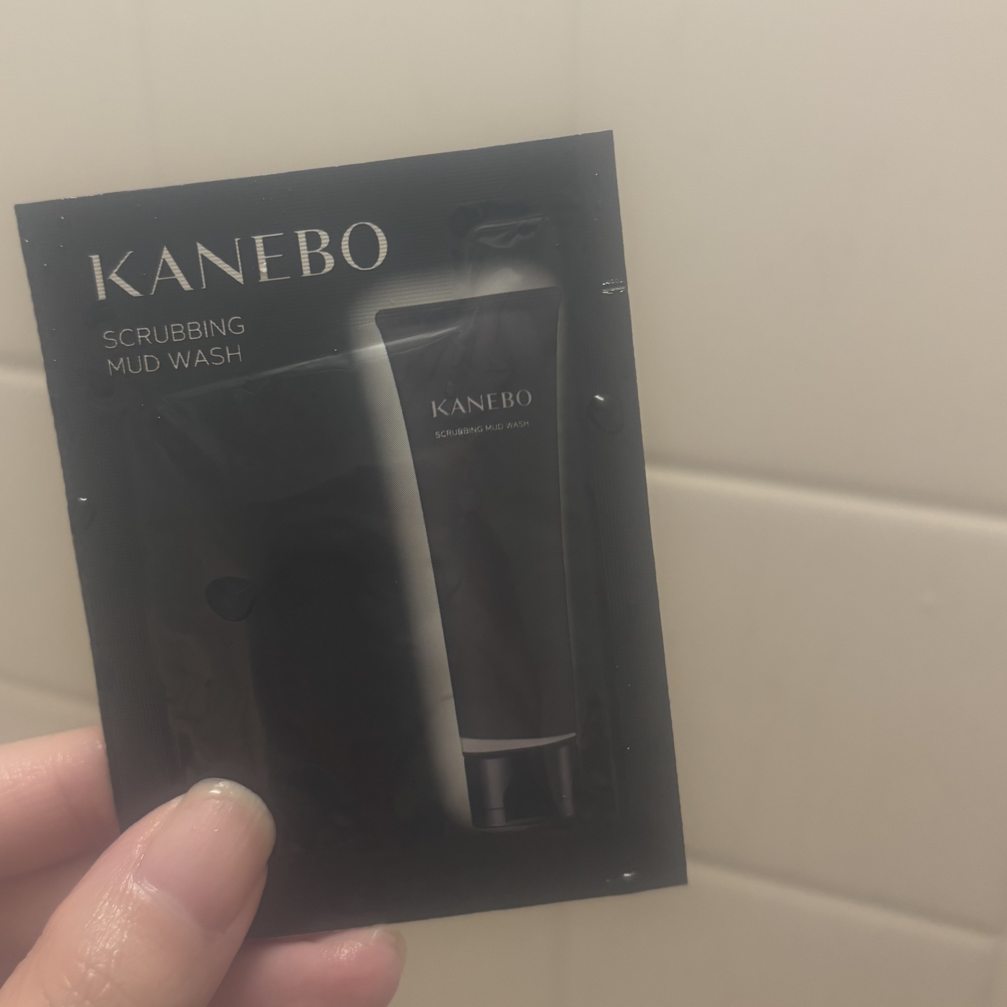 \\ KANEBO スクラビング　マッド　ウォッシュ //

♡ ┈ ┈ ┈ ┈ ♡ ┈ ┈ ┈ ┈ ♡ ┈ ┈ ┈ ┈ ♡

化粧品店にて、サンプルをいただきました。

スクラブ入りとは知っていたけど、
思いのほかすごくてびっくりした。
