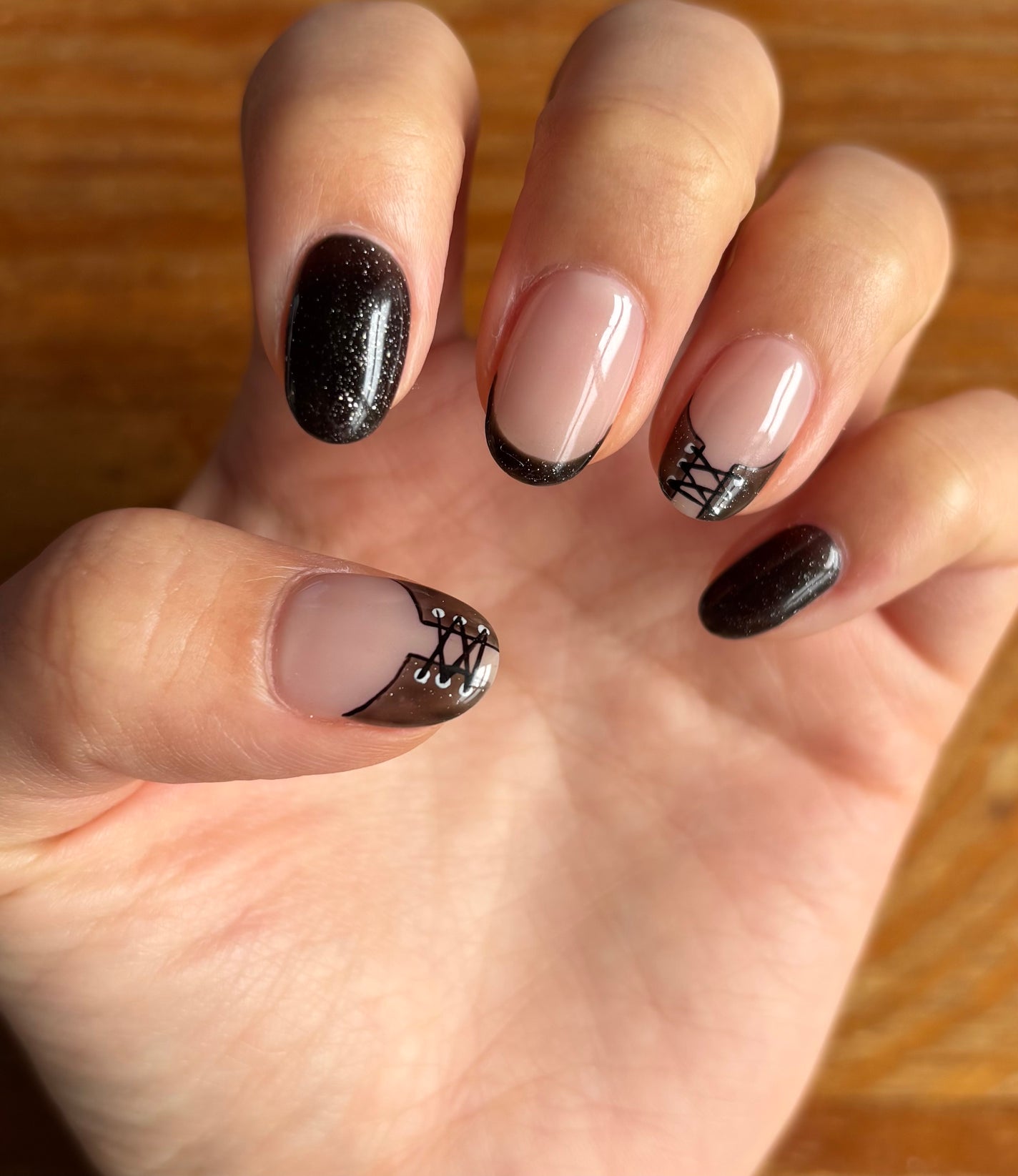 ERIKA on LIPS 「ハロウィン仕様ネイル👻レースアップはメイドをイメージしています..」(1枚目)