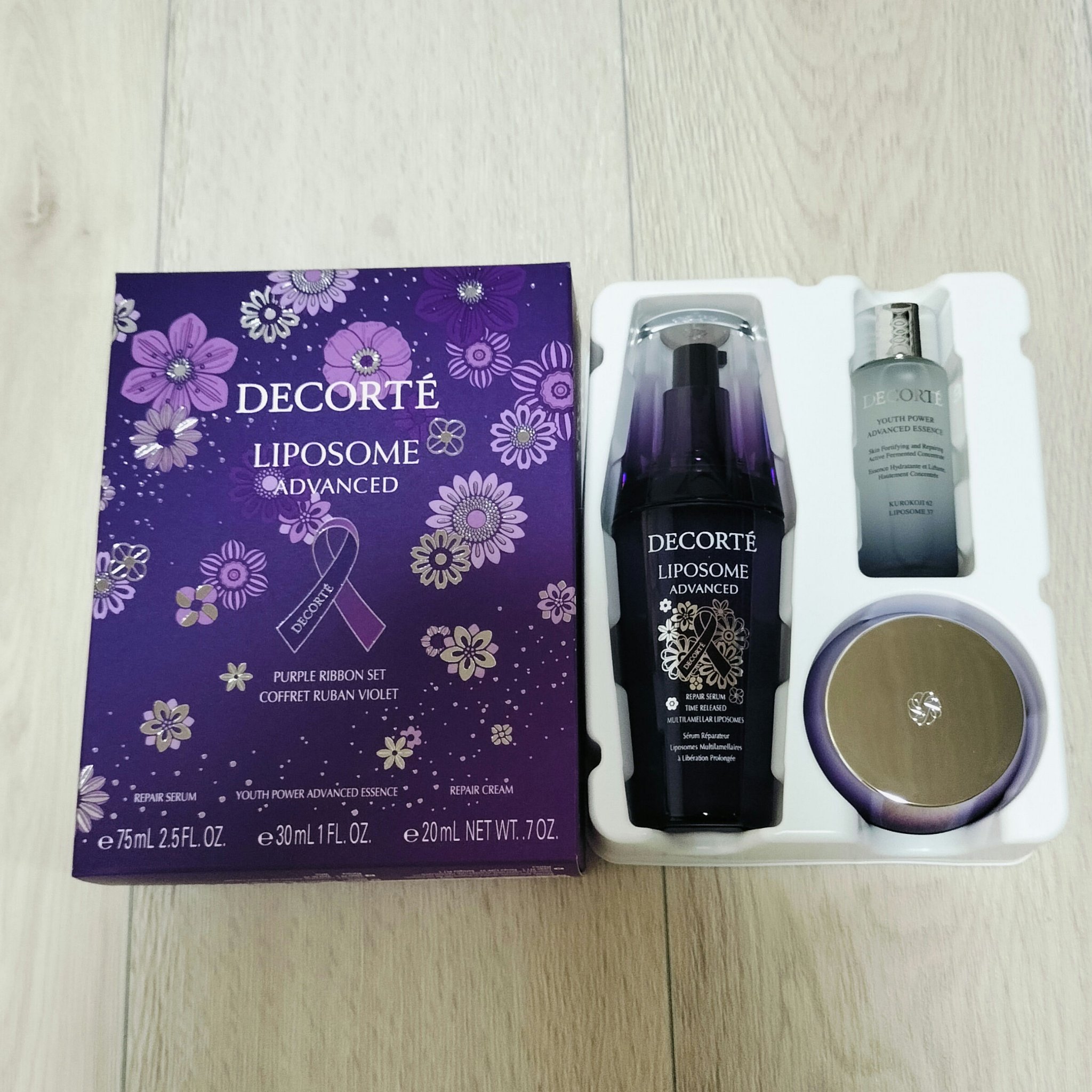 もう3年目のリピかな？激アツ美容液です！
これとクリームを使いだしてから結構早めの段階で肌が綺麗になったと言われはじめました。確かに内側発光してるし毛穴は小さくなりました！知らないレジのおばちゃんにこんな白い肌の子初めて会ったわ?！とか言わ