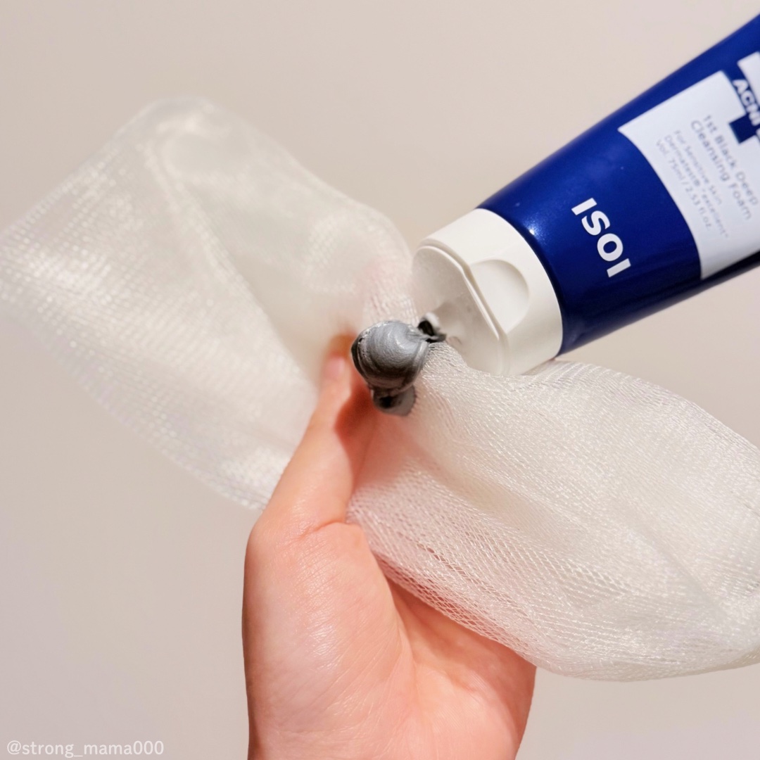 ISOI アイソイ
ACNI Dr. 1st Black Deep Clensing Foam


メガコラにていただいたものです👀

クレンジングフォーム自体は銀色🩶

適量を手に取り泡立てて使用していますが
泡はもこもこのもちもちで