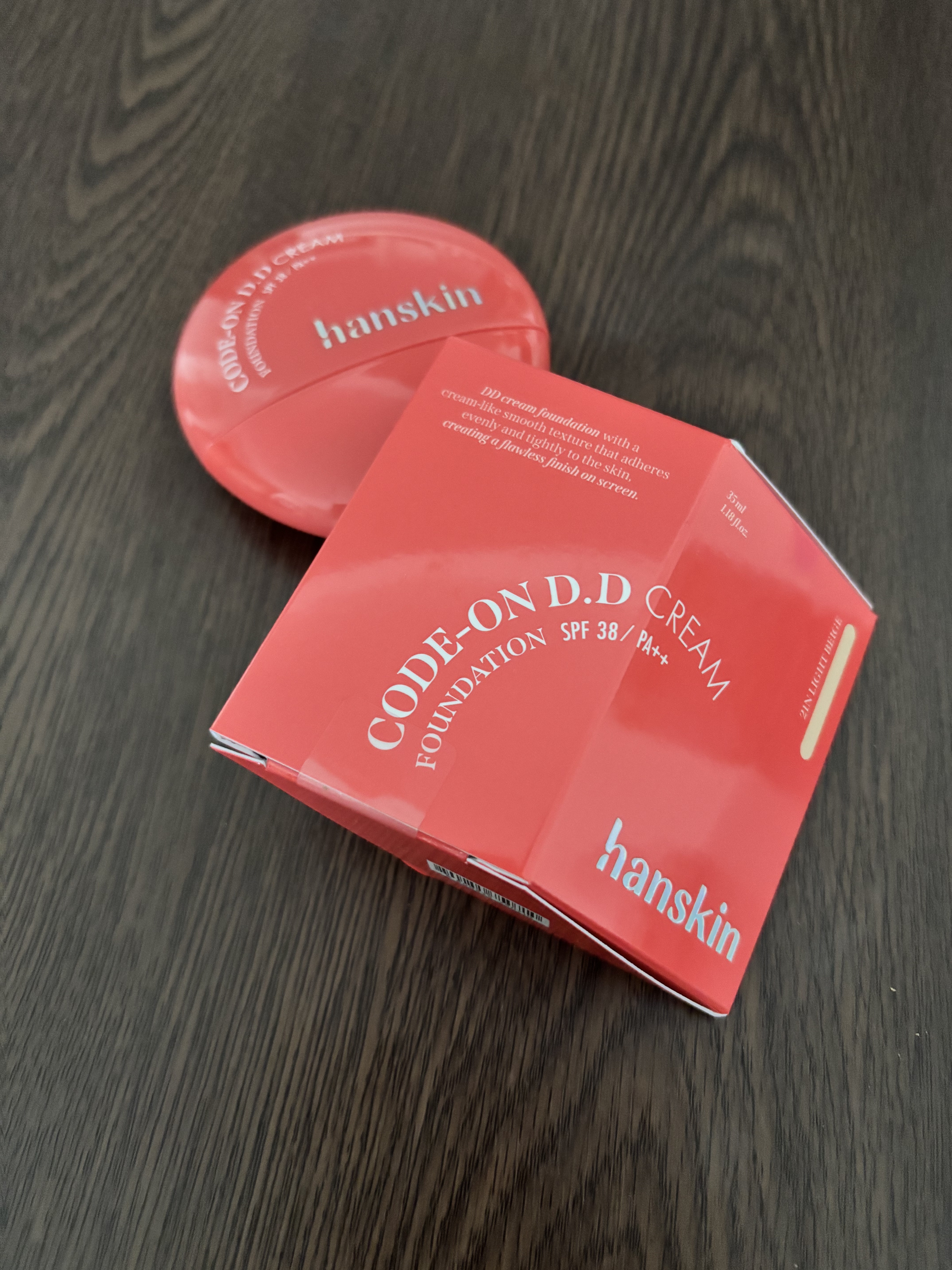 ハンスキン
CODEON DDクリームファンデーション


軽めのリキッドタイプが欲しくて購入。

手のひらサイズだしパケも可愛くって
持ち運びしやすい👏

みずみずしく、のびも⚪︎


薄好きなので
気になる部分はコンシーラー必須でした