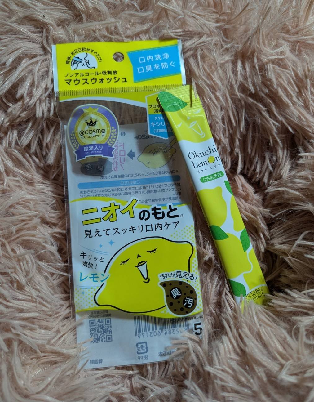 毎度おなじみオクチシリーズのオクチレモンです。
ポーチに入ってないとなんとなく不安になりますw
レモンフレーバーって酸っぱいのかなと思っていましたが、爽やかで甘めのレモン味だったので刺激が苦手な私でも使えました。
またリピートしたいです。次