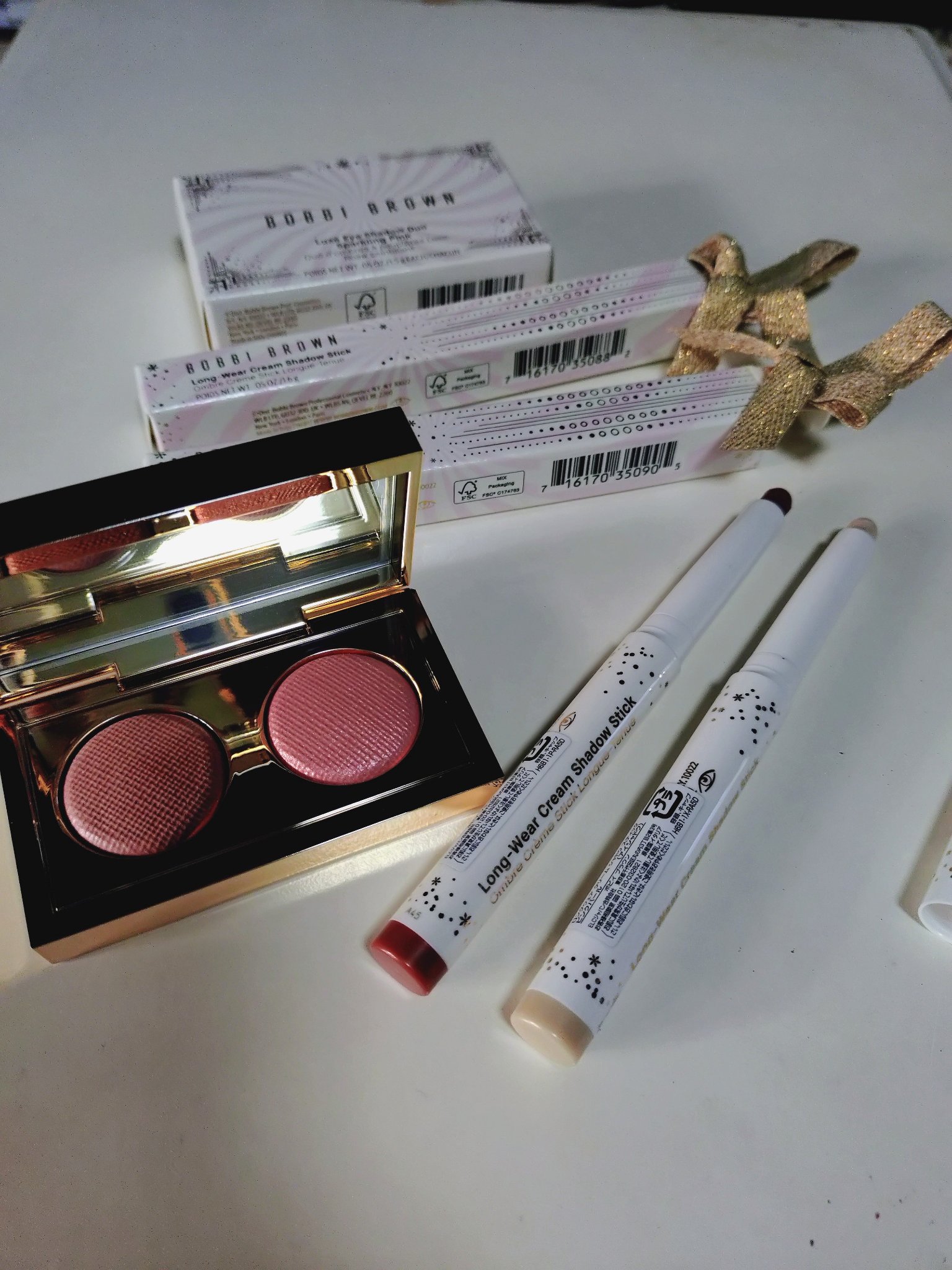 さらにコスメ引き取り品🙌

BOBBI BROWN
リュクス アイシャドウ デュオ
スパークリングピンク
ロングウェア クリーム シャドウ スティック
ピンクパール
タフィー

ボビイも購入するのは2回目！
リュクス アイシャドウ デュオ