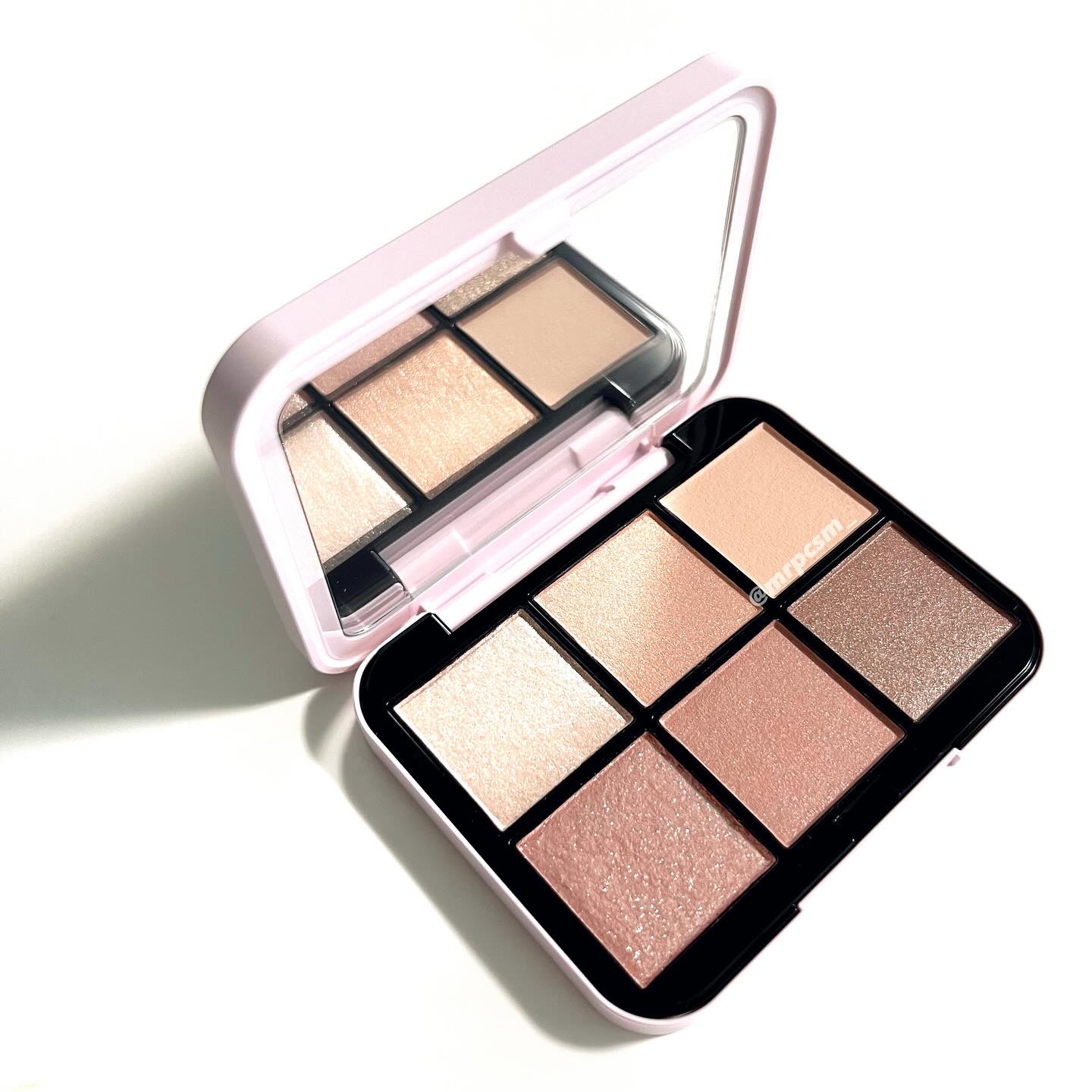 .
#コスメ購入品

★スナイデルビューティー
　アイデザイナー n
　01 Coral Charm
　(定番パッケージ)

すみません4ヶ月前の購入品になります💕😉

言わずもがなとってもかわいいです💕

相変わらずラメ飛びはします