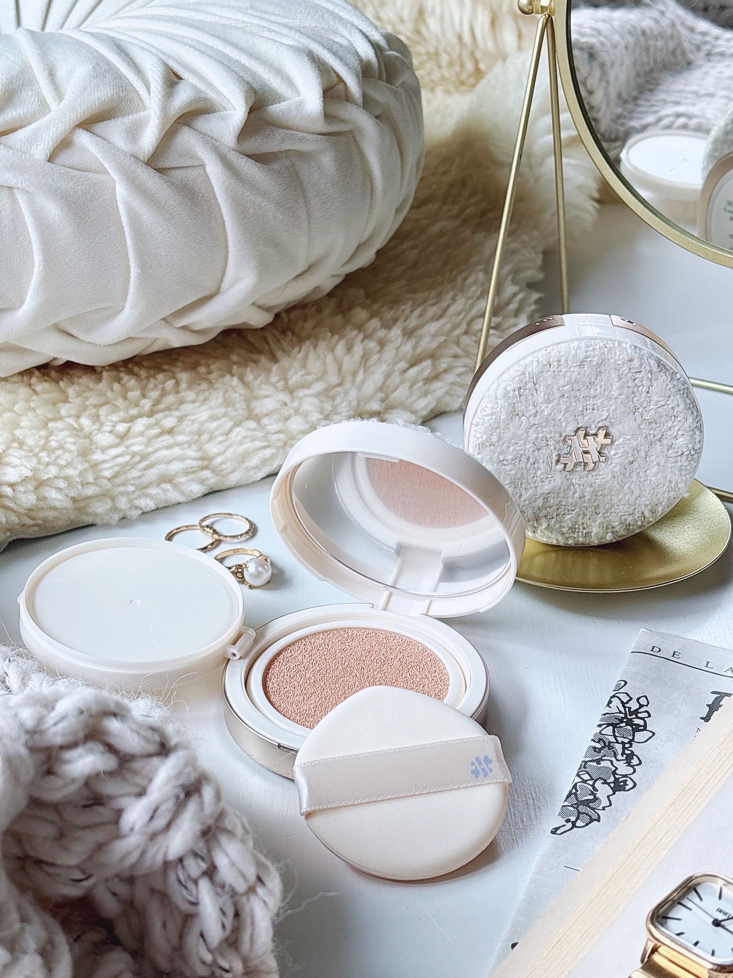 .
♥┈┈┈┈┈┈┈┈┈┈┈┈┈┈┈♥
⁡
可愛すぎるクッションファンデ💓
⁡
HANHYUNJAE
《マスターフィットクッション2種 
ツイードクッション》
⁡
コンパクトの表が
ツイードになってるの🥹💕
秋冬に持ち歩きたいデザイン