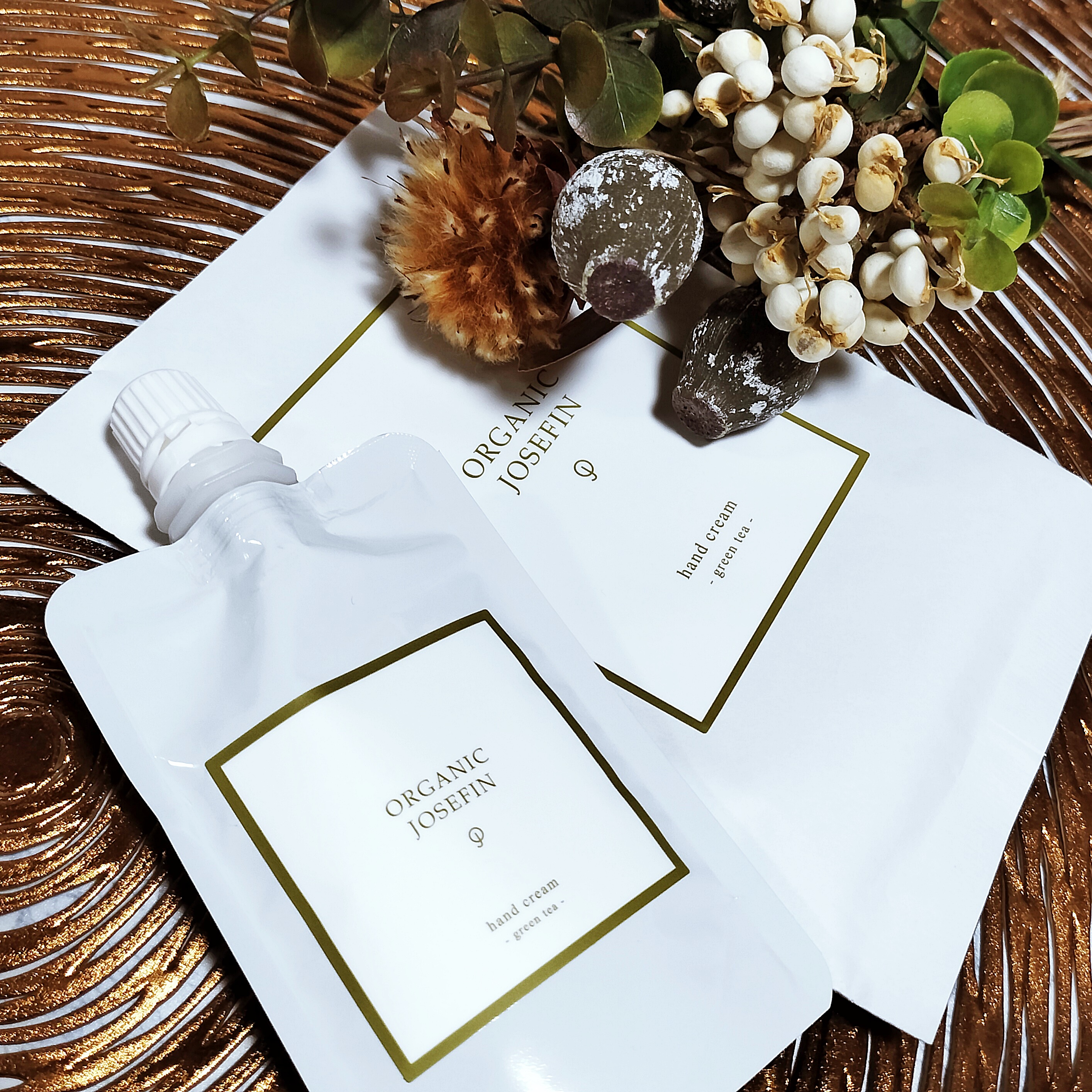 マーガレットジョセフィン様から商品提供を頂きました。

オーガニック成分で
うるおい続く高保湿ケア
オーガニックジョセフィン
ハンドクリーム

乾燥や外的刺激から手肌を守り、
うるおいをしっかり閉じ込める高保湿ハンドクリームです。
ヒアルロ