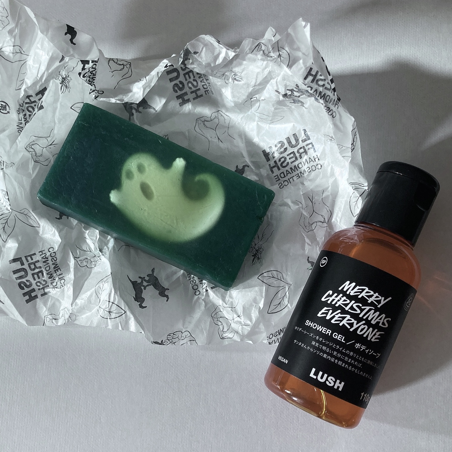 #LUSH購入品

風呂キャン民なので少しでもバスタイムが楽しくなるように購入🫠

ソープはミントと少しウッディ系の香り。
さっぱり系の洗い上がりで。
見た目がユニークだから子供も大喜び。
あと蓄光なので暗いところで無駄に光る笑

シャワ