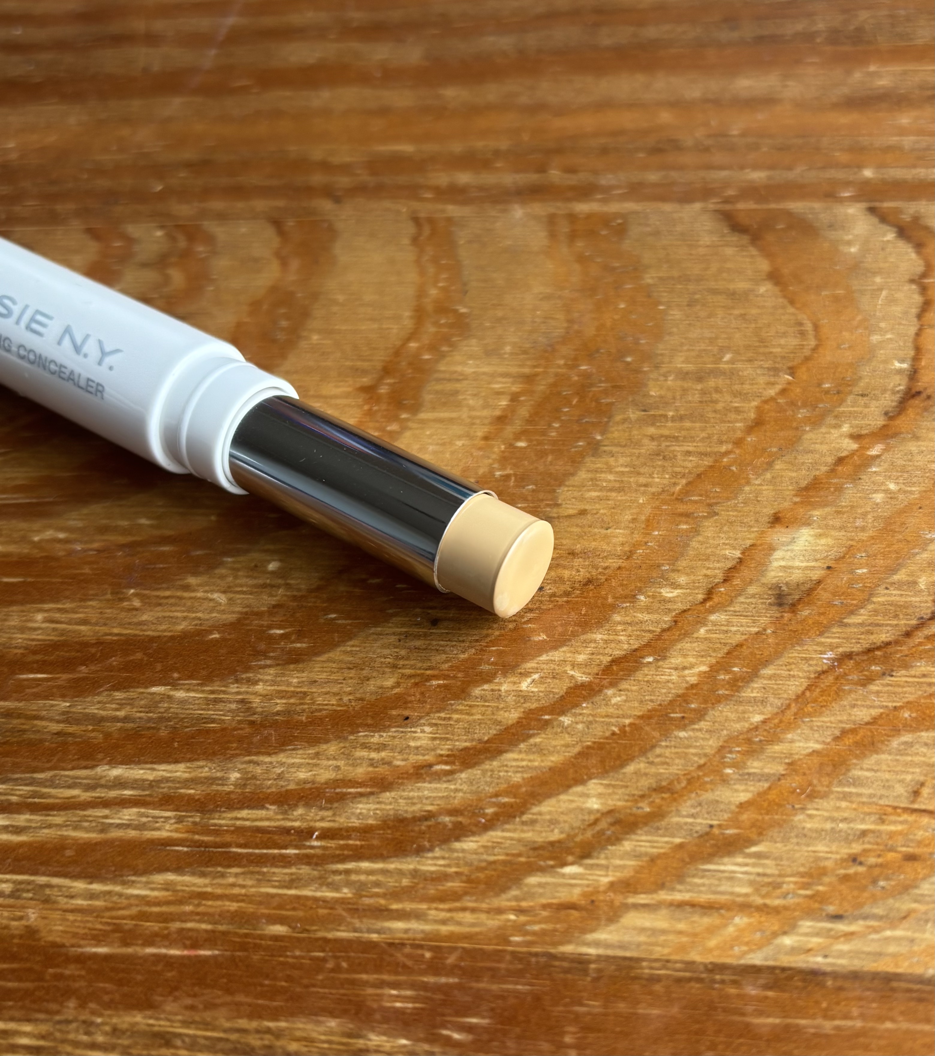 ホワイトニングコンシーラー/SUSIE N.Y./スティックコンシーラーを使ったクチコミ（2枚目）